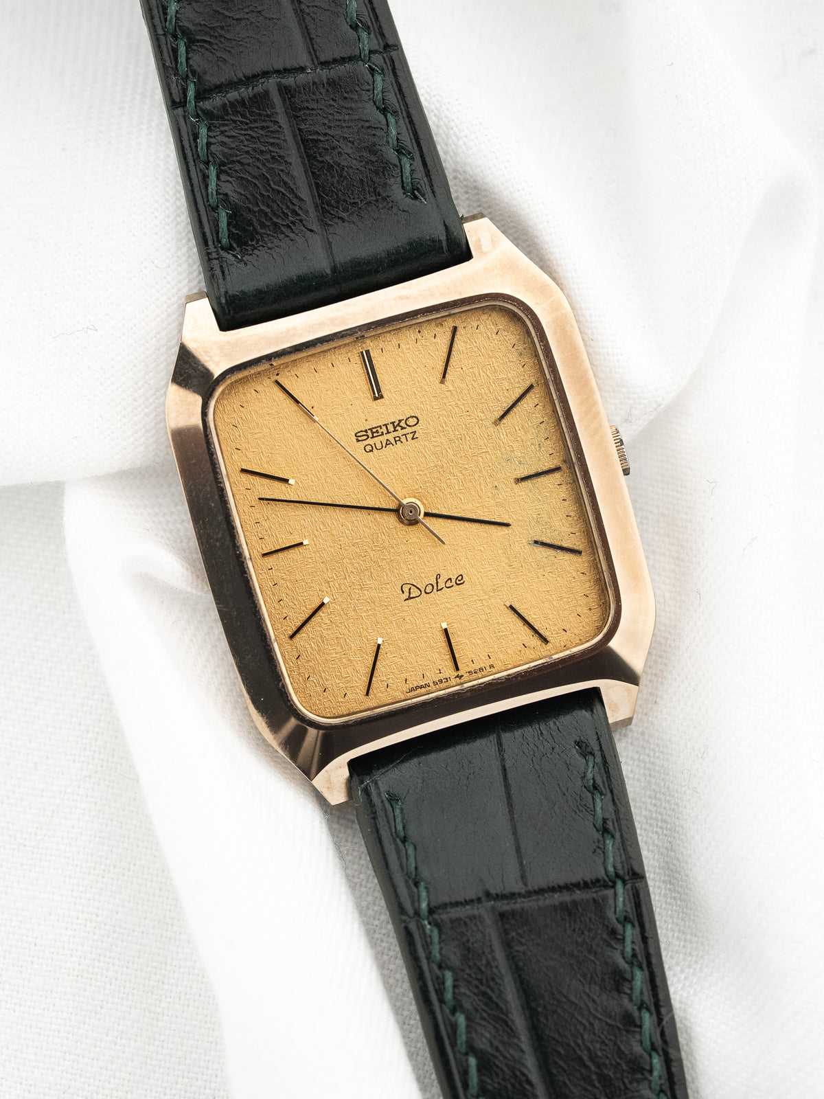 倾斜正面视图,镶贴时标 - 复古 Dolce 5931-5960 Watch Seiko - Atelier Victor