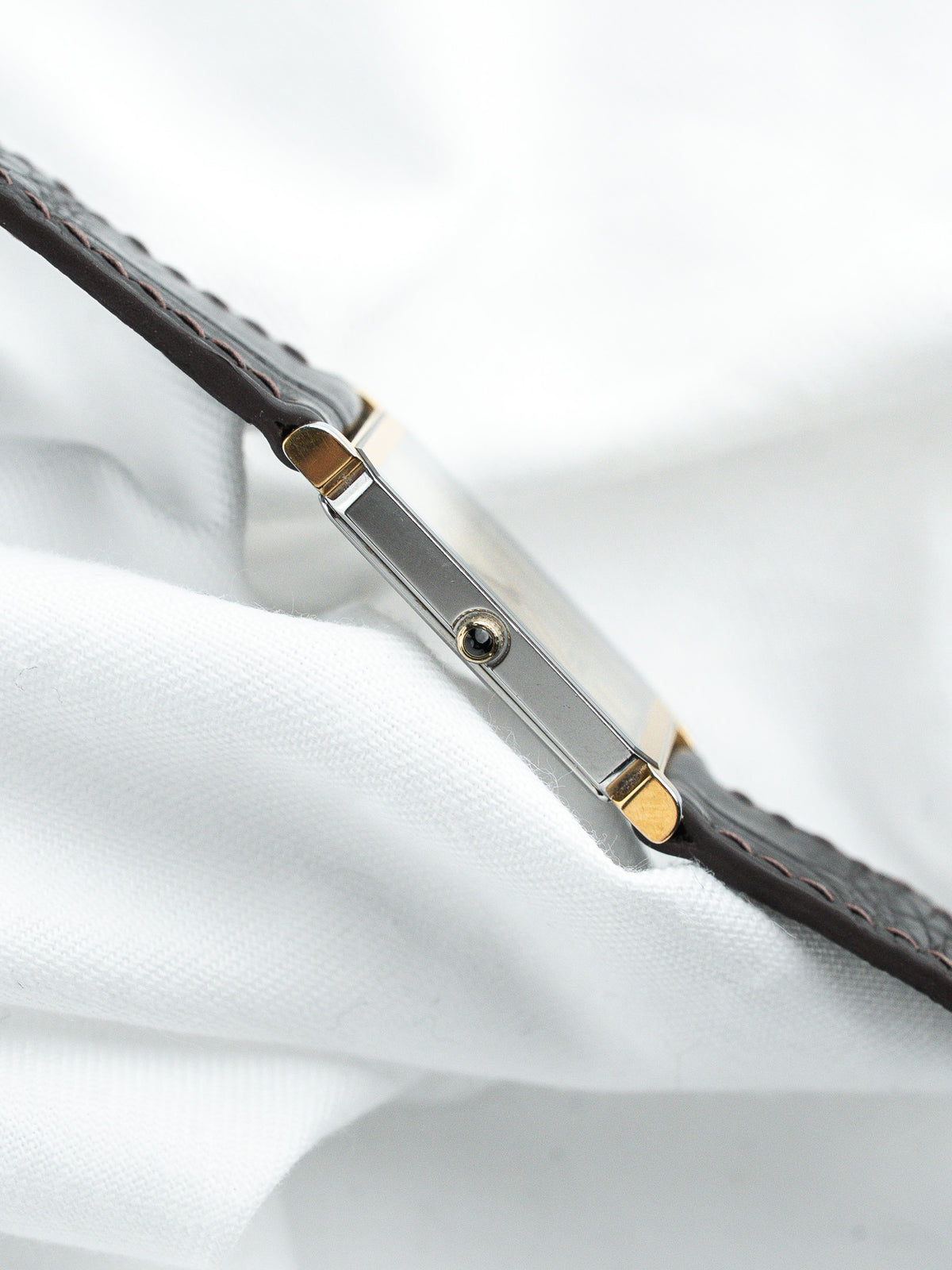 منظر جانبي من جهة التاج المرصع بكابوشون - ساعة Seiko Dolce 7730-5020 فينتاج - Atelier Victor