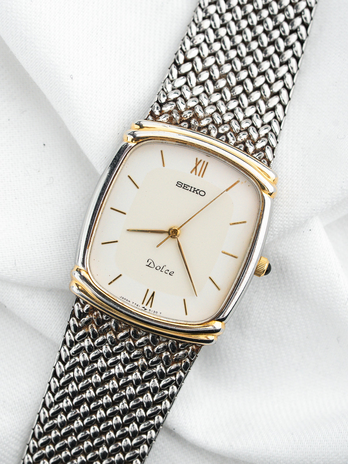Montre Seiko Dolce vintage, boîtier rectangulaire doré, cadran crème et bracelet maille acier