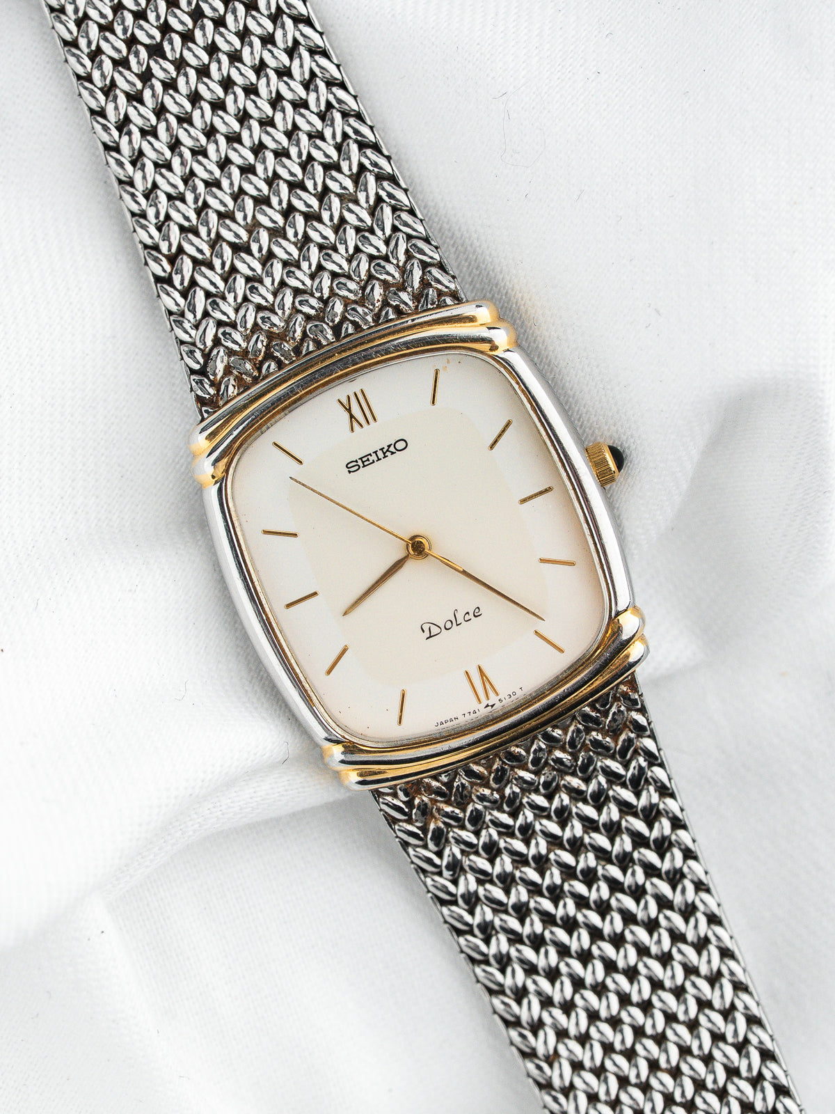 Montre Seiko Dolce vintage, boîtier rectangulaire doré, cadran blanc et bracelet en acier