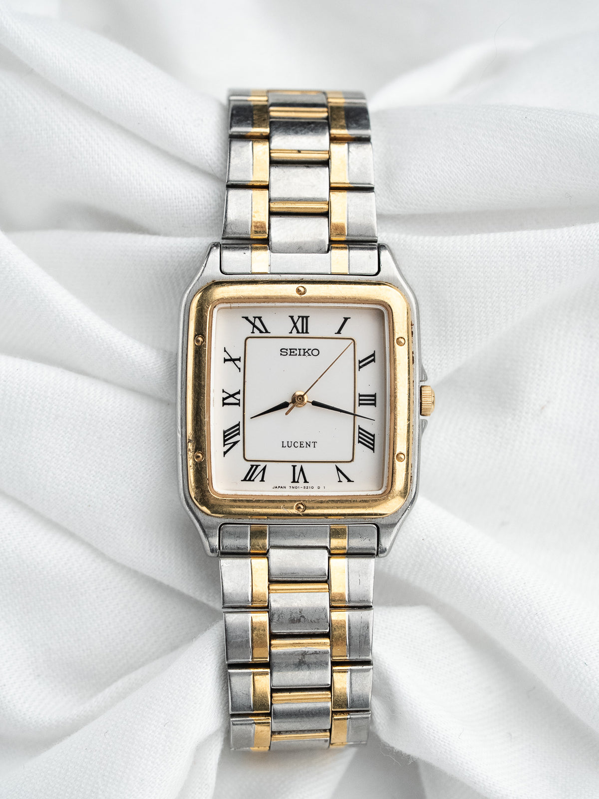 白色亚麻布上的正面视图 - Seiko Lucent 7N01-5190 复古 Watch - Atelier Victor