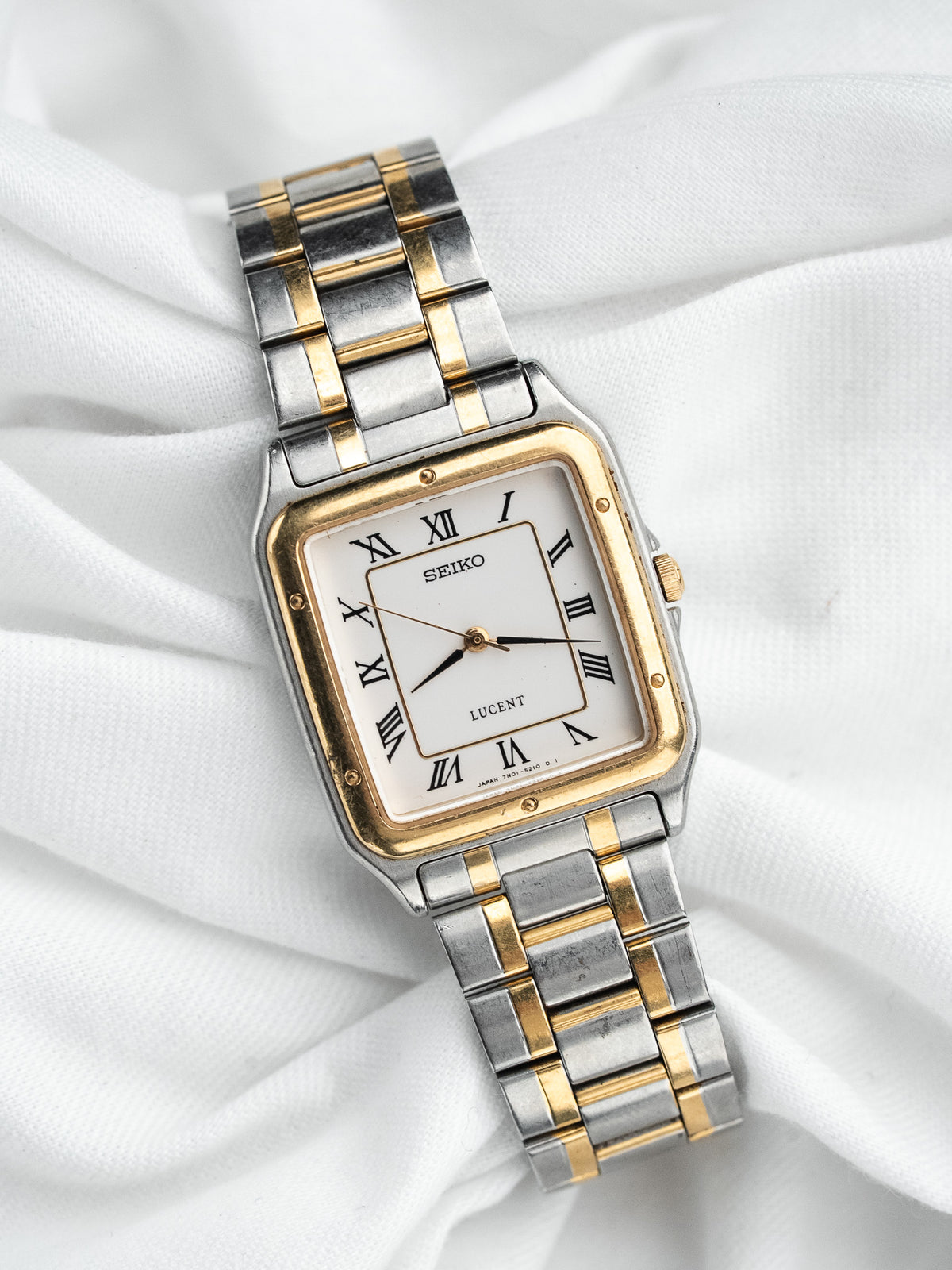 倾斜视图,镀金粒纹表圈 - Seiko Lucent 7N01-5190 复古 Watch - Atelier Victor