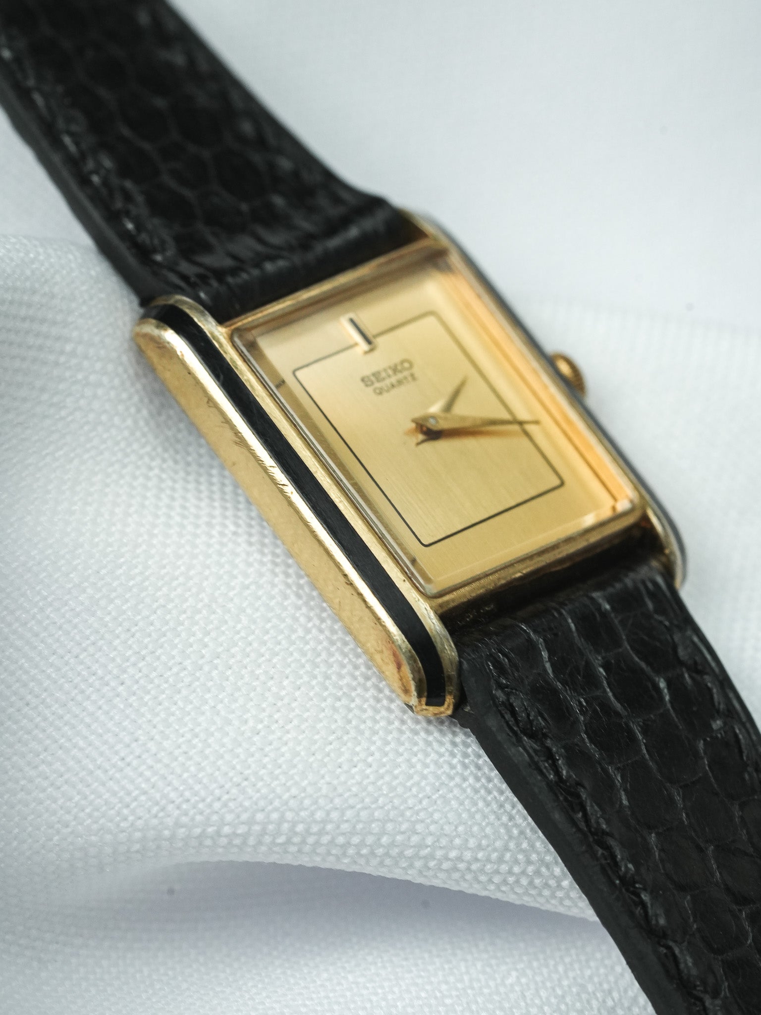 Montre Seiko Vintage - Mini Tank Or Noir (1994) - Atelier Victor