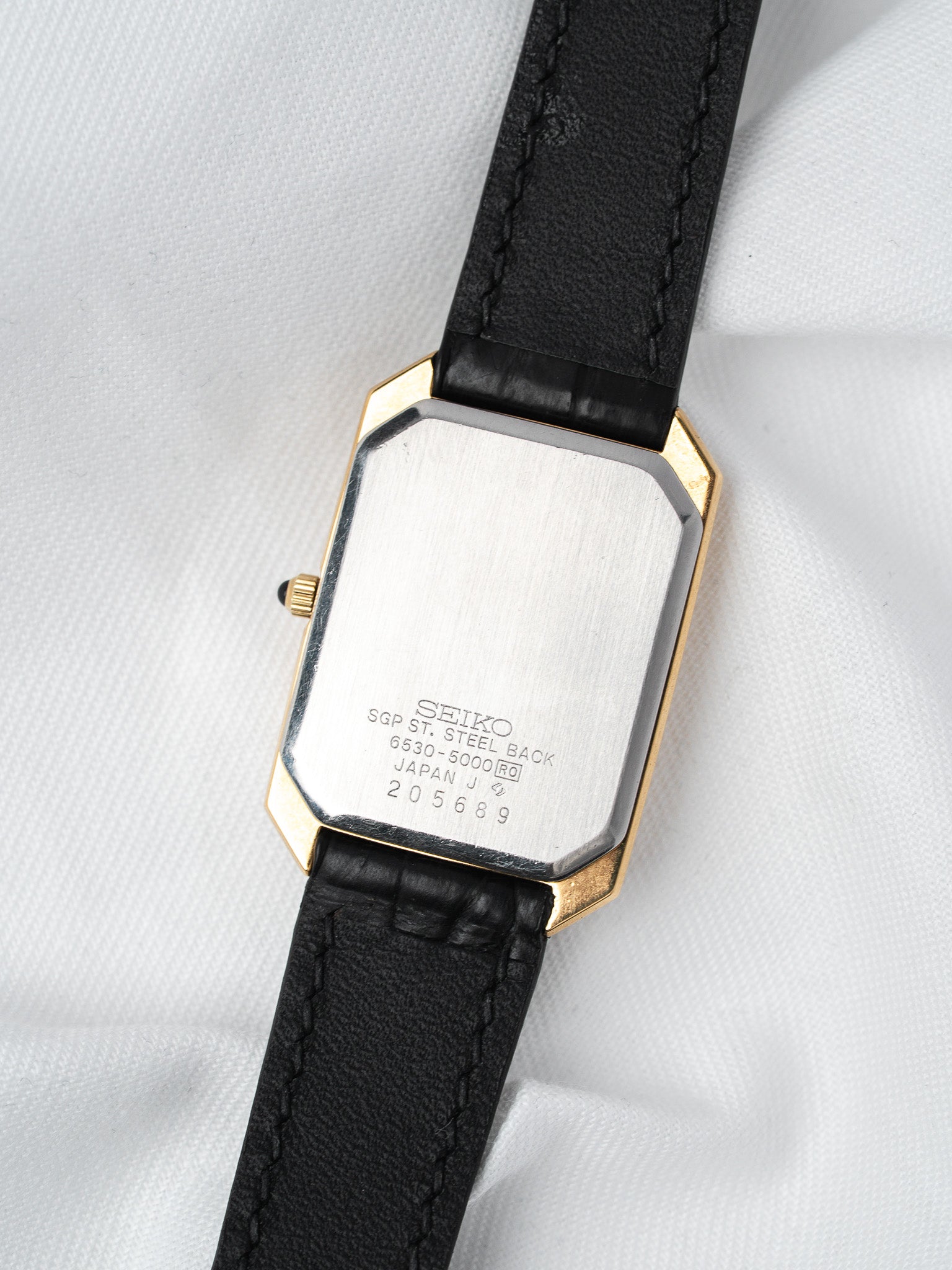 Винтажные часы Seiko с золотым покрытием — циферблат в золотом тоне, плоский корпус (1982)