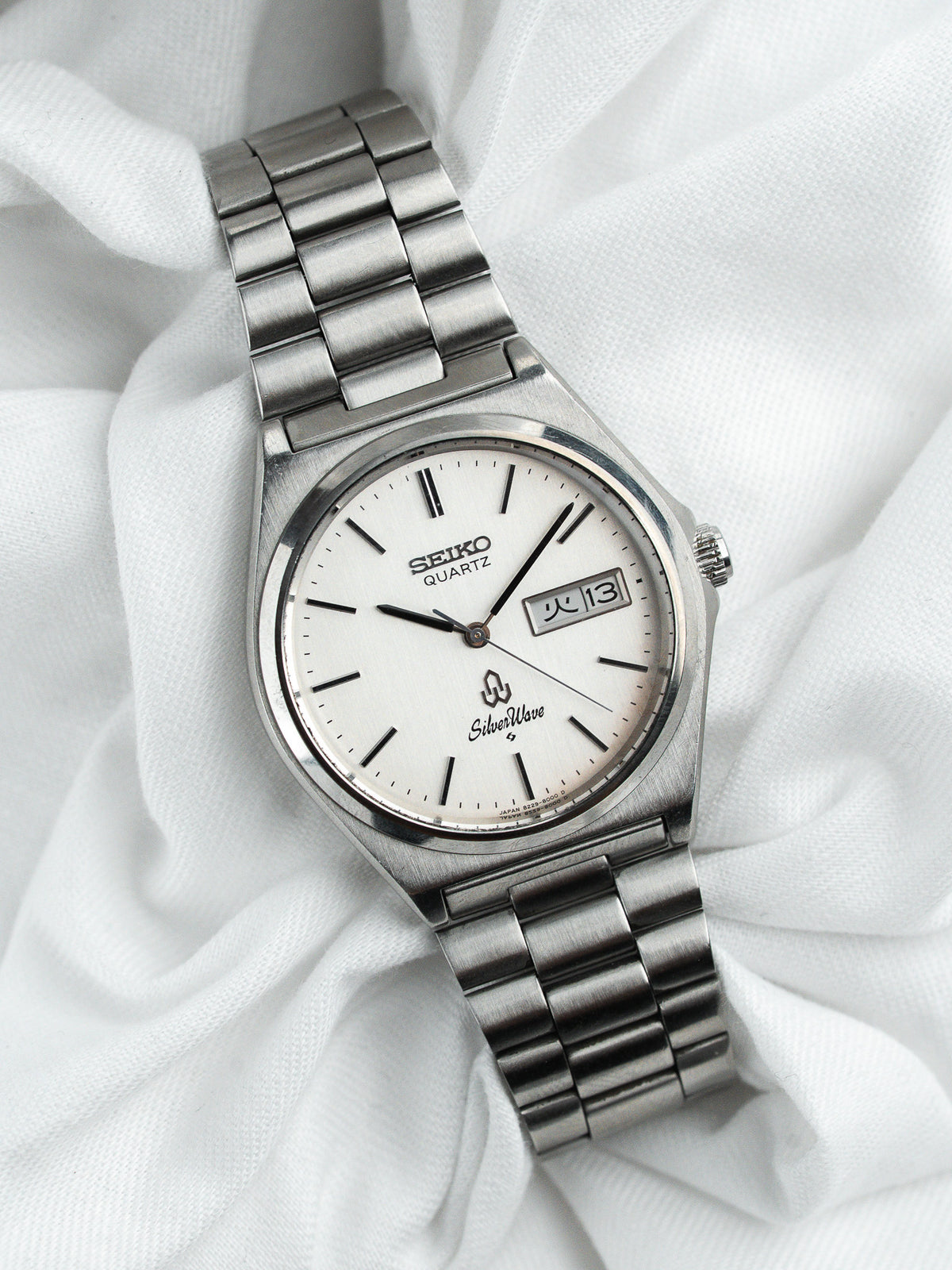 Vista de conjunto en ángulo - Reloj Seiko SilverWave 8229-8000 - Atelier Victor