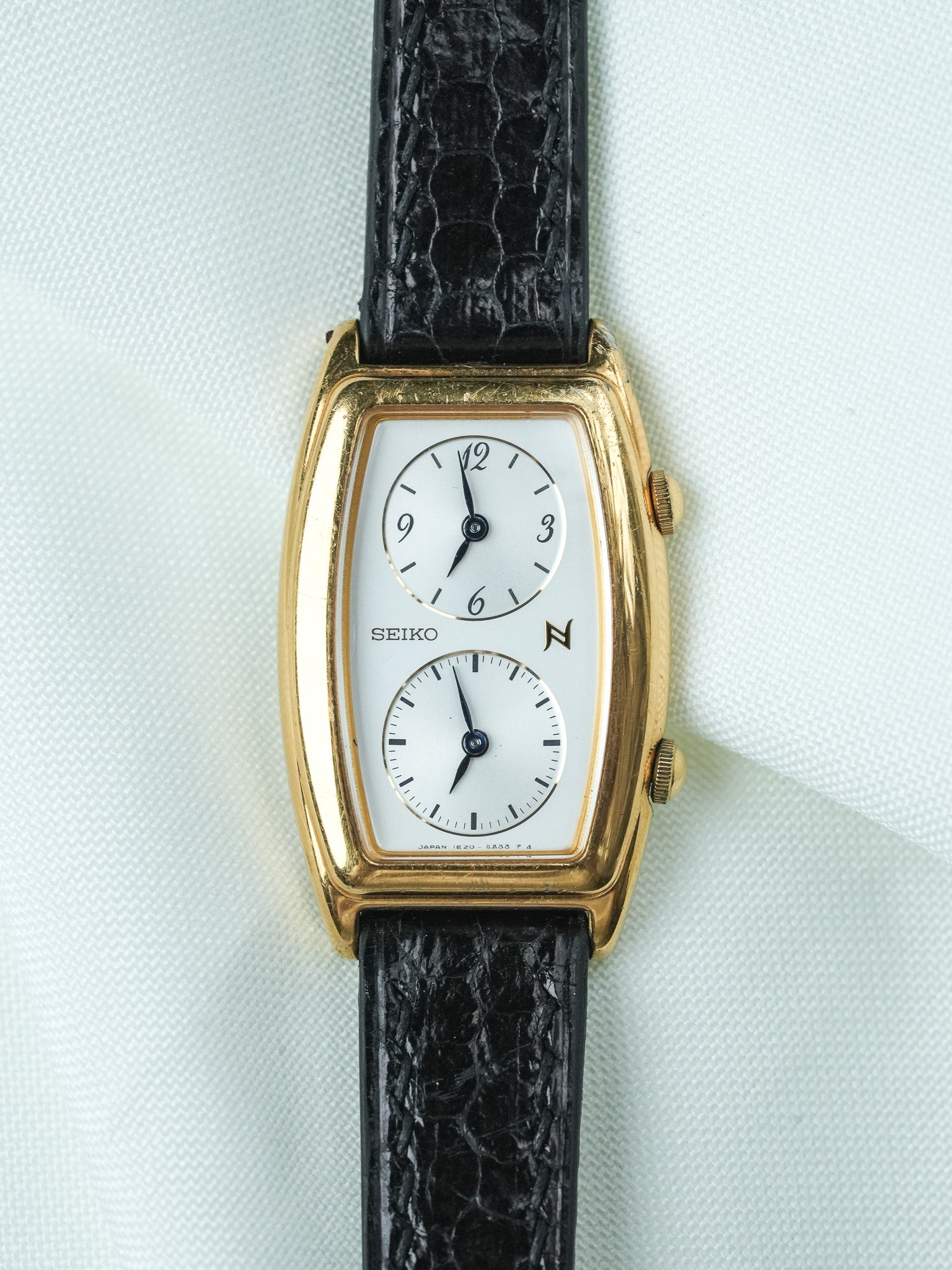 Montre Seiko Vintage - Tank "Dual Time" Plaqué or Noir (1994) - Atelier Victor