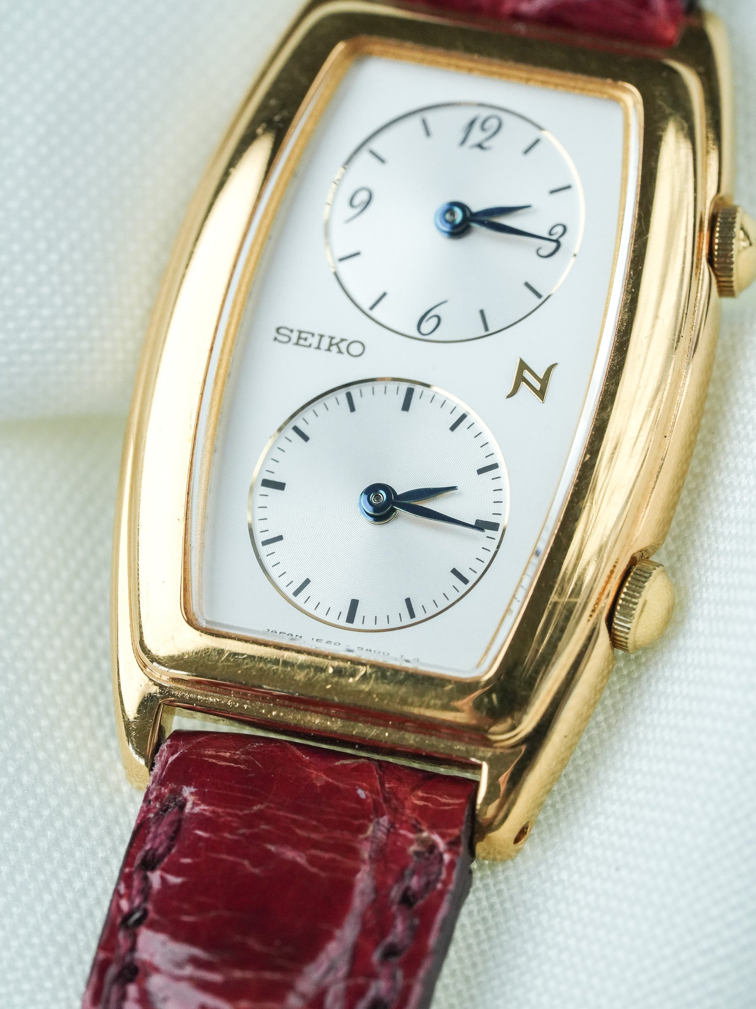 Montre Seiko Vintage - Tank "Dual Time" Plaqué or Rouge (1995) - Atelier Victor