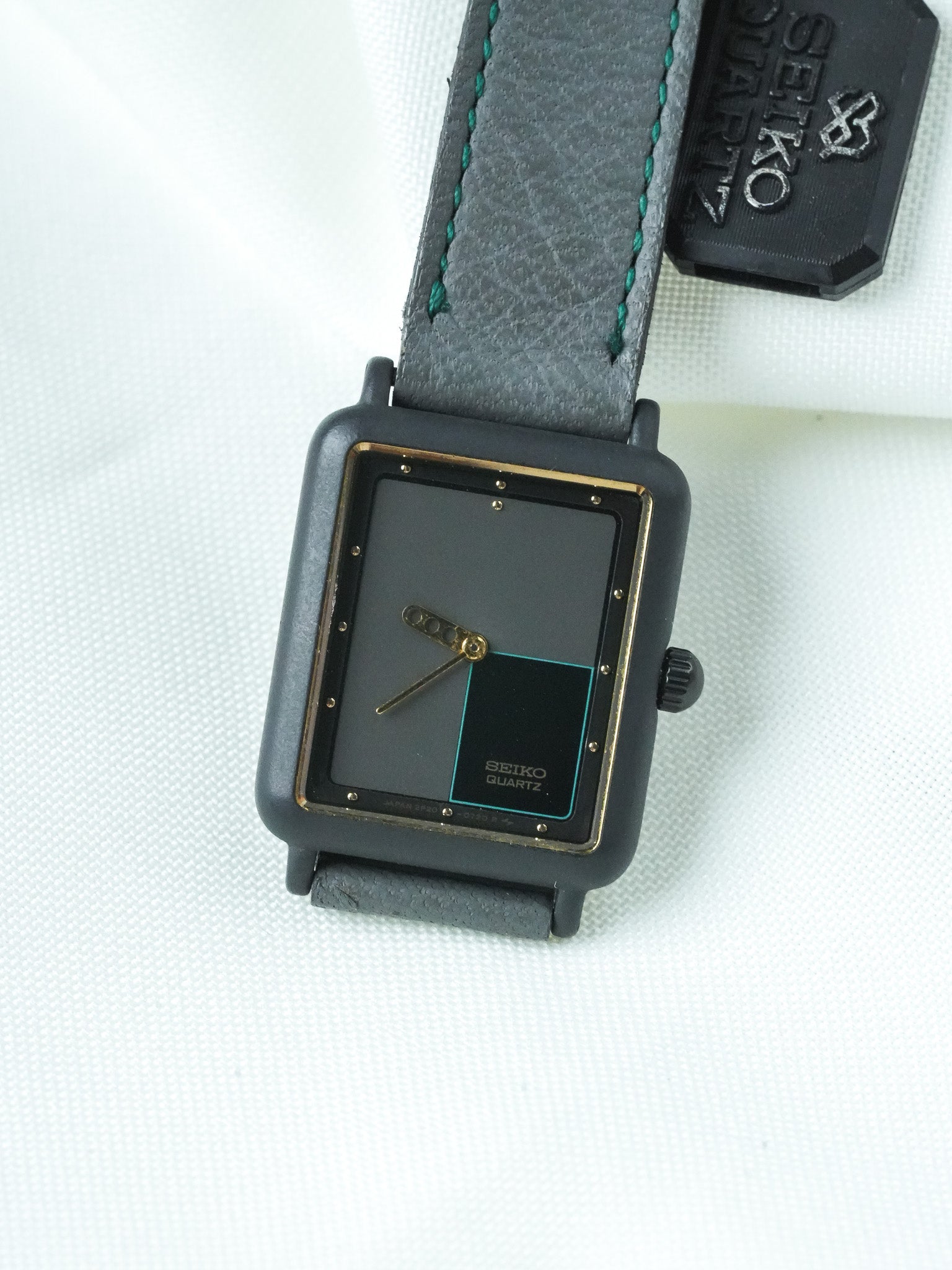 Montre Seiko Vintage - Tank Futuriste Anthracite (1996) - Atelier Victor