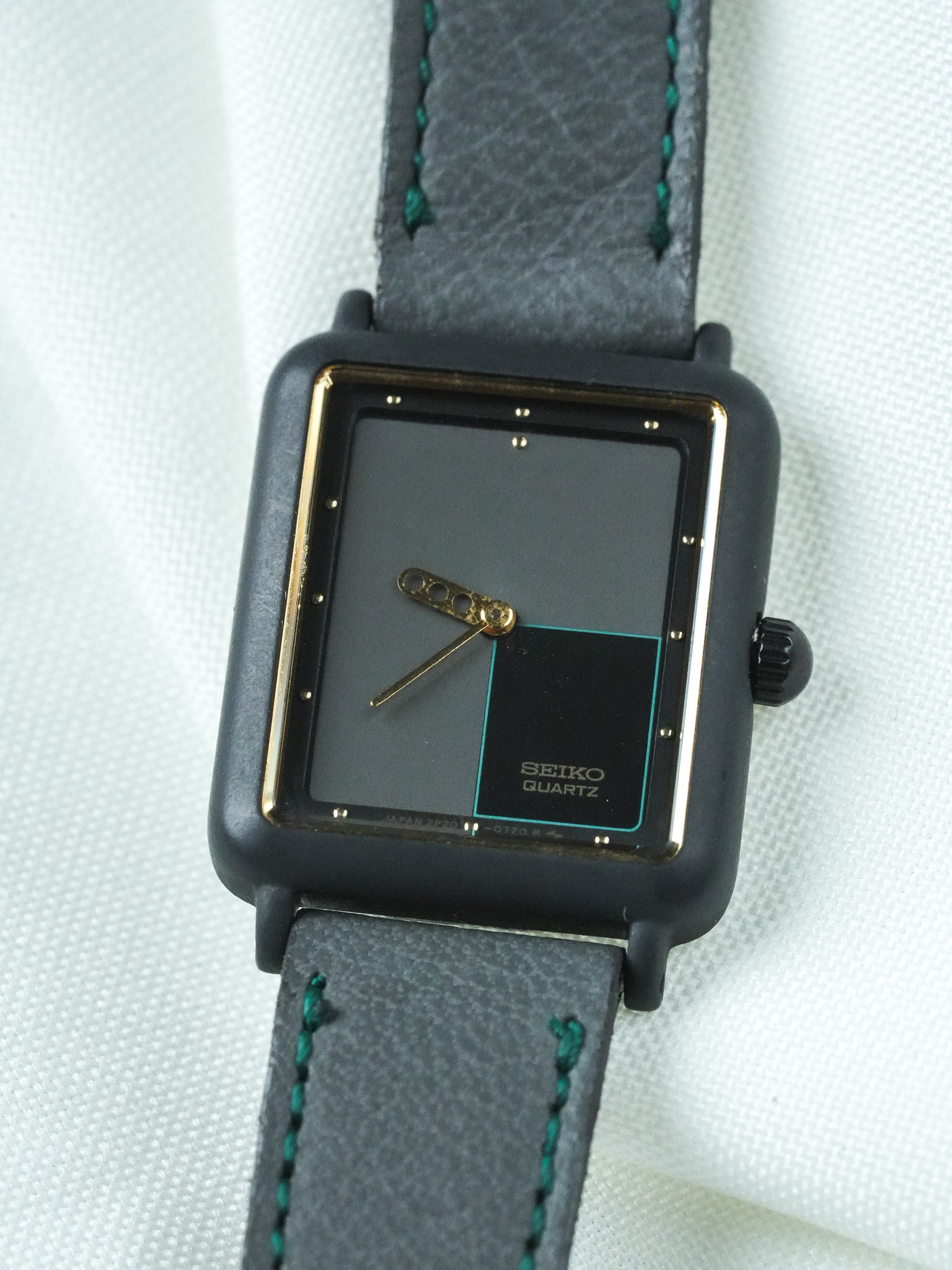 Montre Seiko Vintage - Tank Futuriste Anthracite (1996) - Atelier Victor