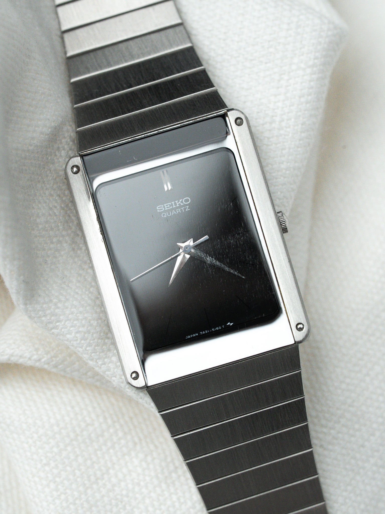 Montre Seiko Vintage - Tank Noir Miroir Bracelet intégré acier (1984) - Atelier Victor