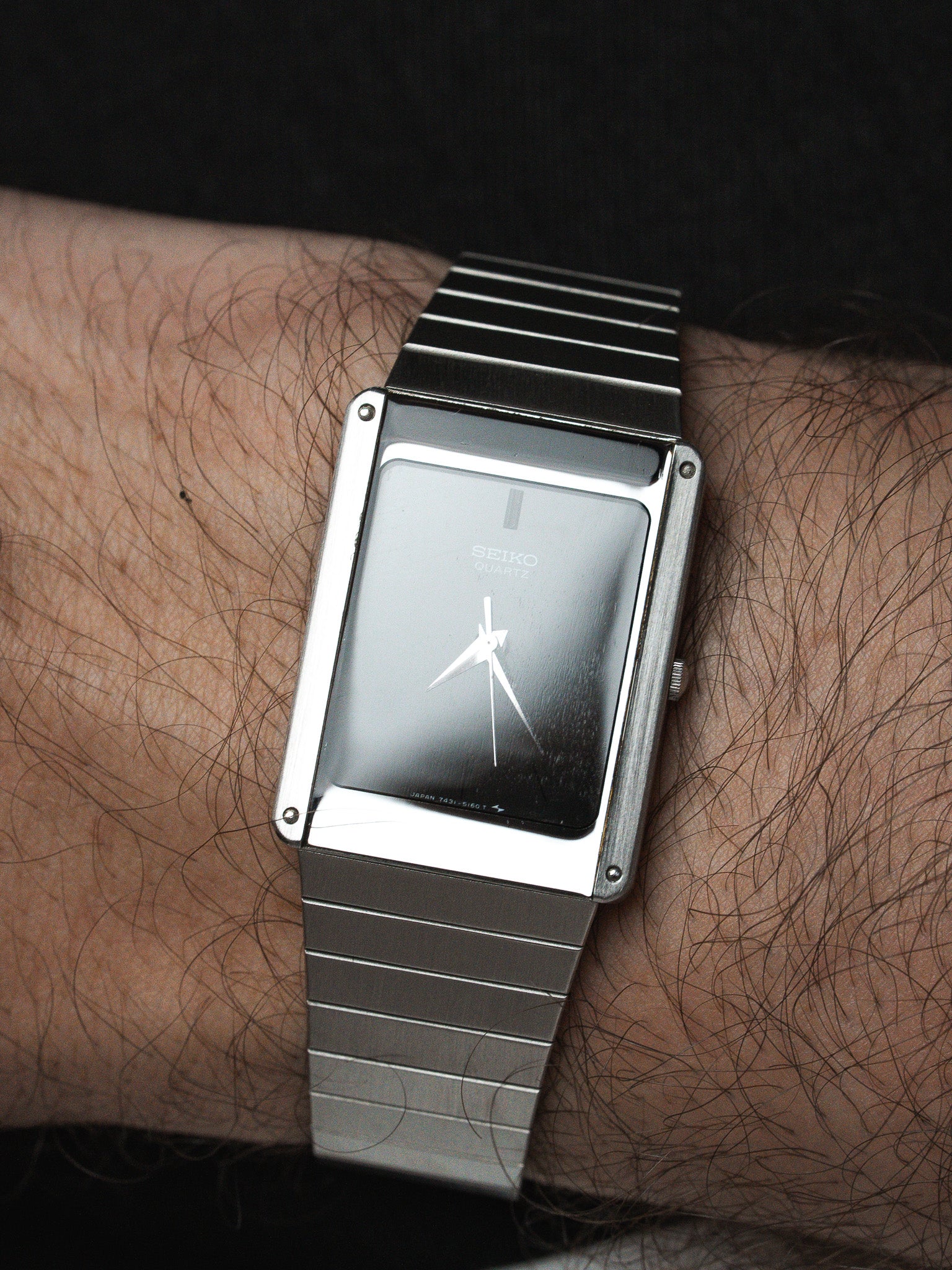 Montre Seiko Vintage - Tank Noir Miroir Bracelet intégré acier (1984) - Atelier Victor