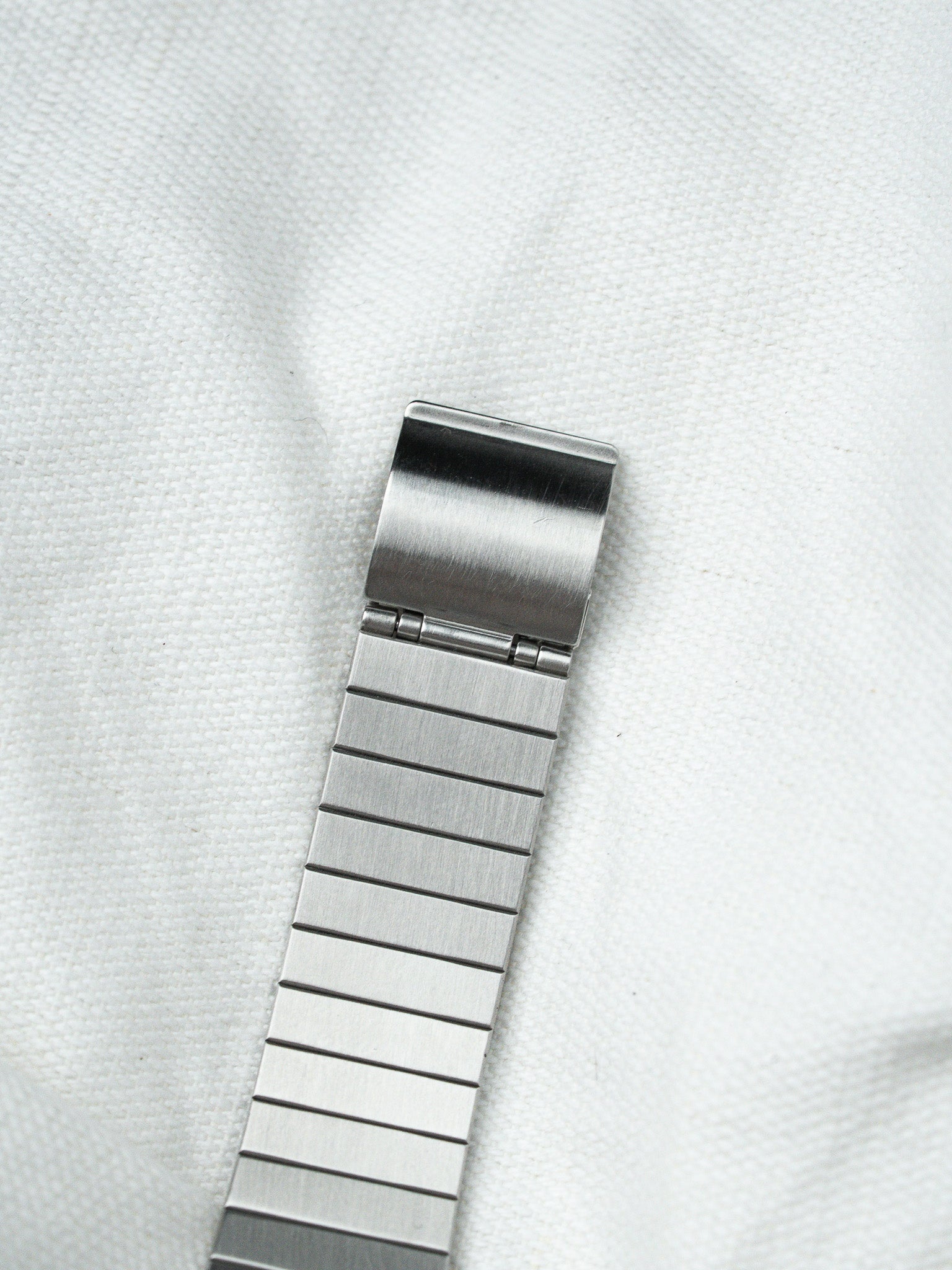 Montre Seiko Vintage - Tank Noir Miroir Bracelet intégré acier (1984) - Atelier Victor