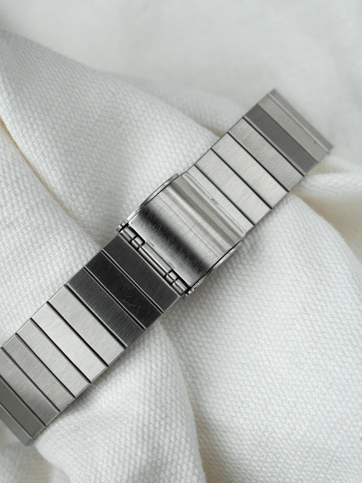 Montre Seiko Vintage - Tank Noir Miroir Bracelet intégré acier (1984) - Atelier Victor