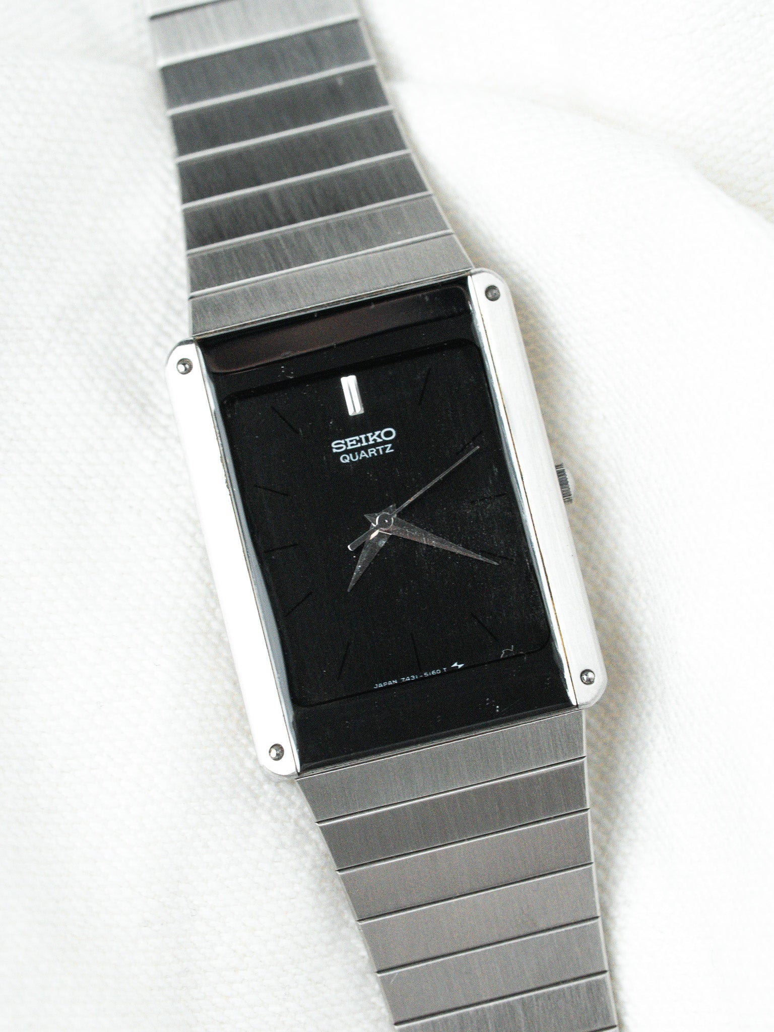 Montre Seiko Vintage - Tank Noir Miroir Bracelet intégré acier (1984) - Atelier Victor