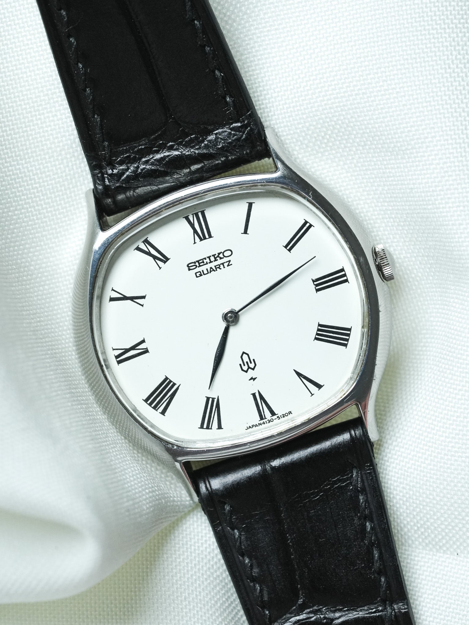 ساعة Seiko فينتاج - Tonneau من الفولاذ الأبيض بأرقام رومانية (1975)