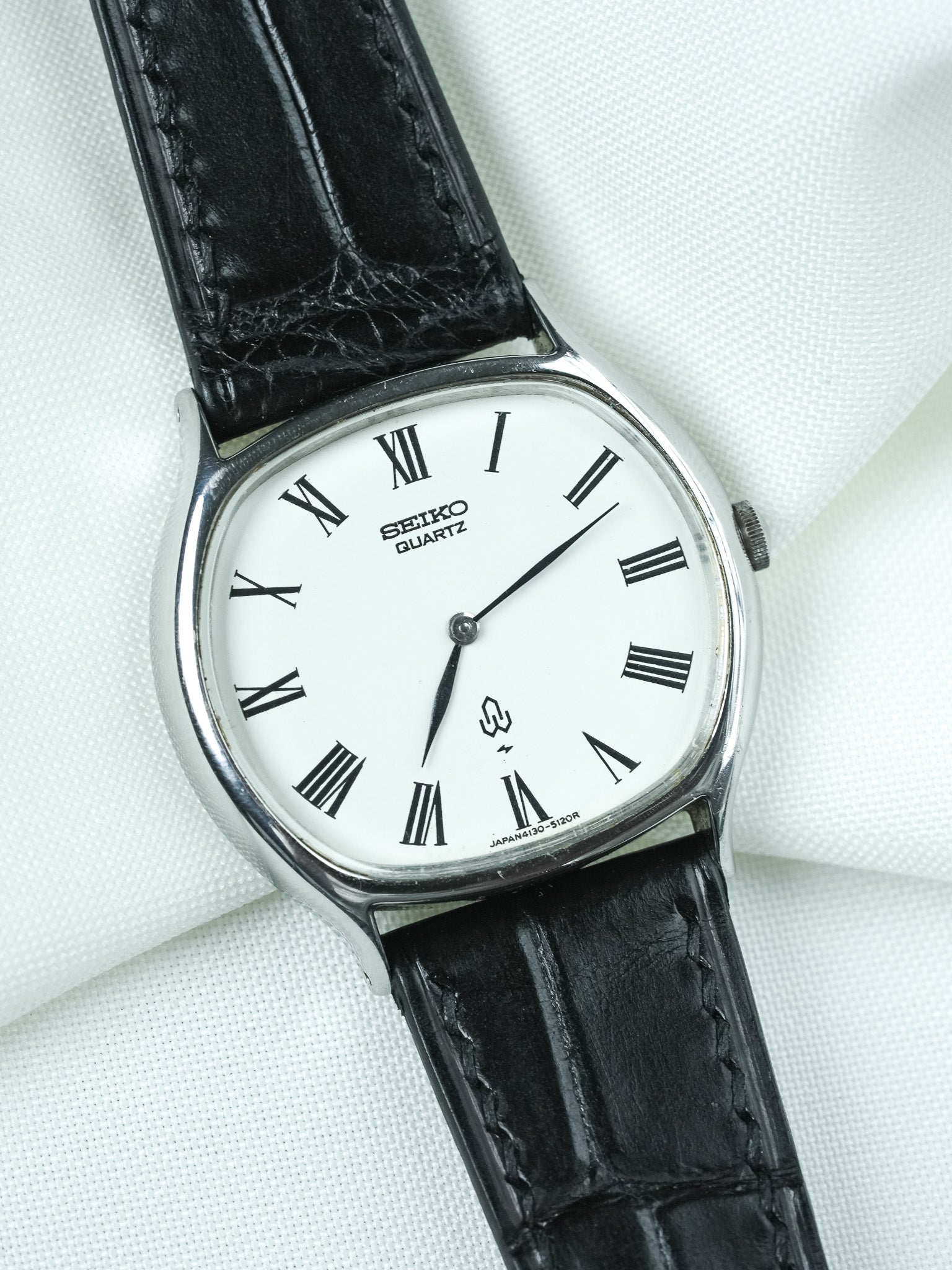 ساعة Seiko فينتاج - Tonneau من الفولاذ الأبيض بأرقام رومانية (1975)