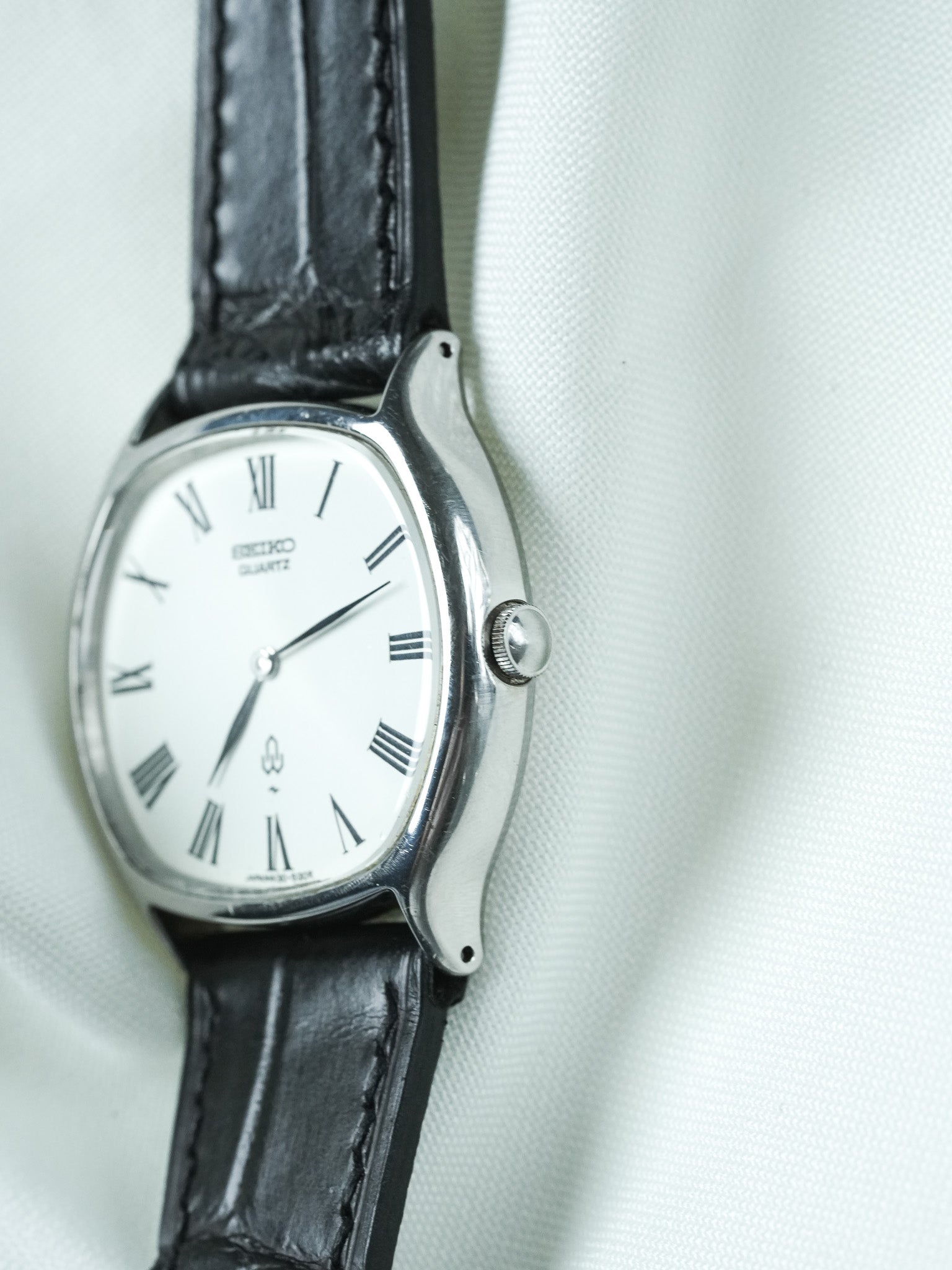 ساعة Seiko فينتاج - Tonneau من الفولاذ الأبيض بأرقام رومانية (1975)