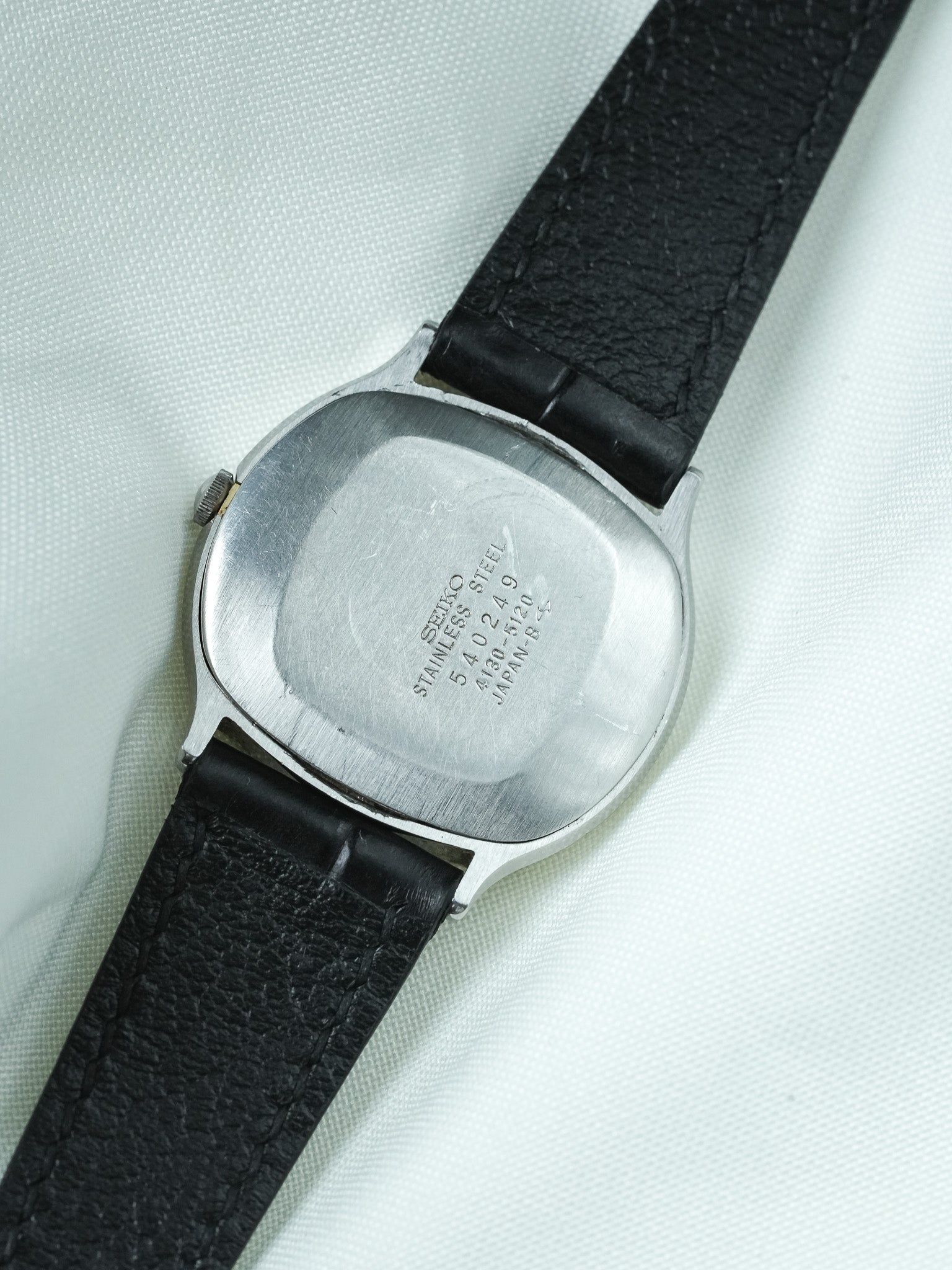 ساعة Seiko فينتاج - Tonneau من الفولاذ الأبيض بأرقام رومانية (1975)