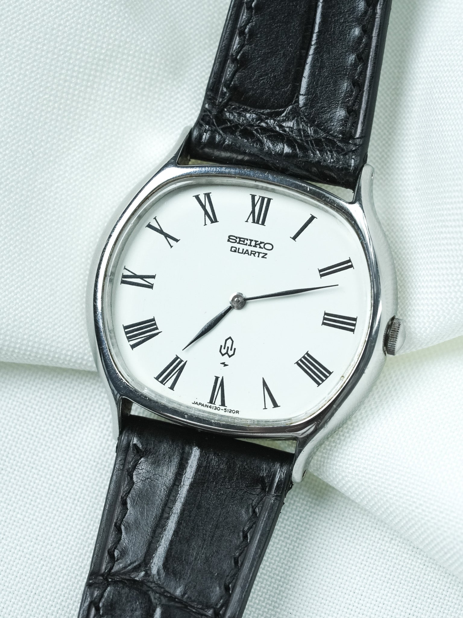 ساعة Seiko فينتاج - Tonneau من الفولاذ الأبيض بأرقام رومانية (1975)