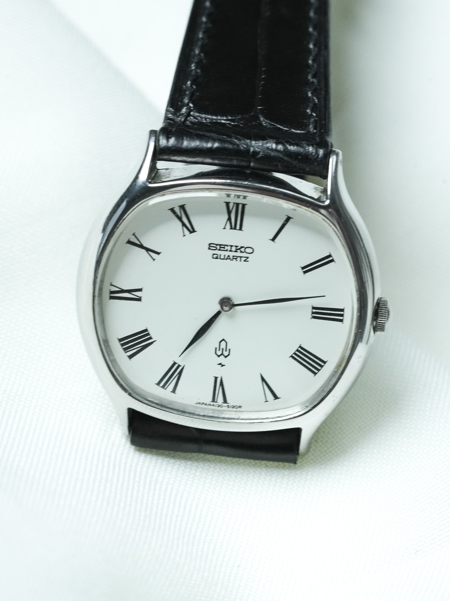 ساعة Seiko فينتاج - Tonneau من الفولاذ الأبيض بأرقام رومانية (1975)