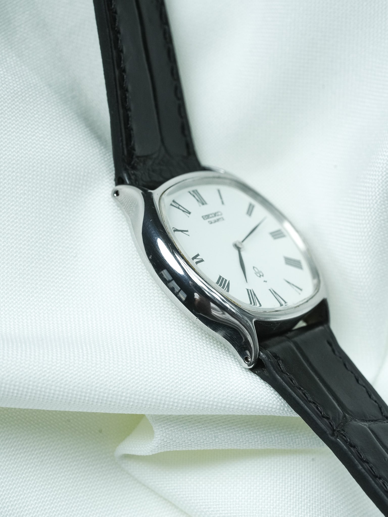 ساعة Seiko فينتاج - Tonneau من الفولاذ الأبيض بأرقام رومانية (1975)