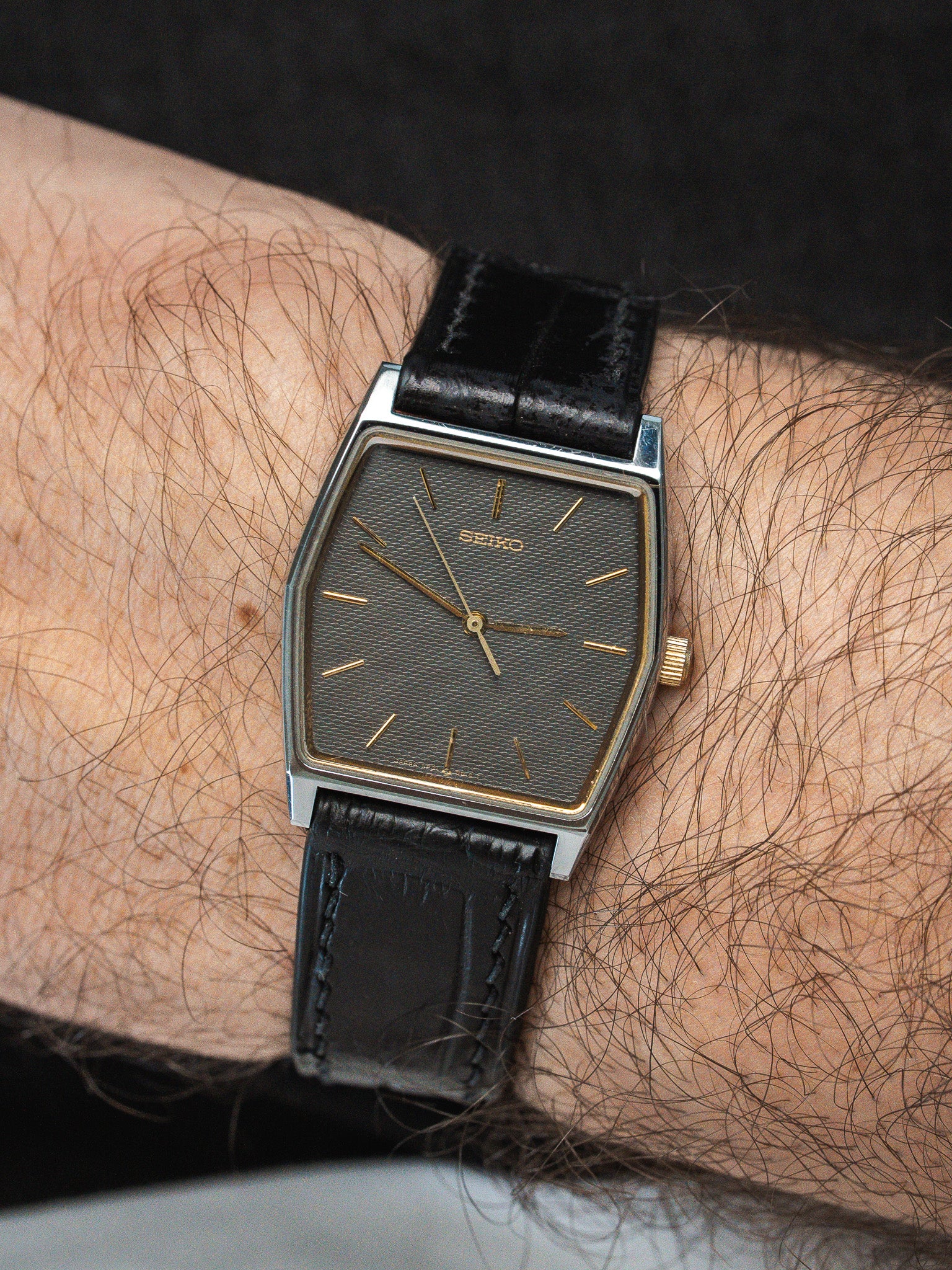 Montre Seiko Vintage - Tonneau Acier Guilloché Noir (1996) - Atelier Victor