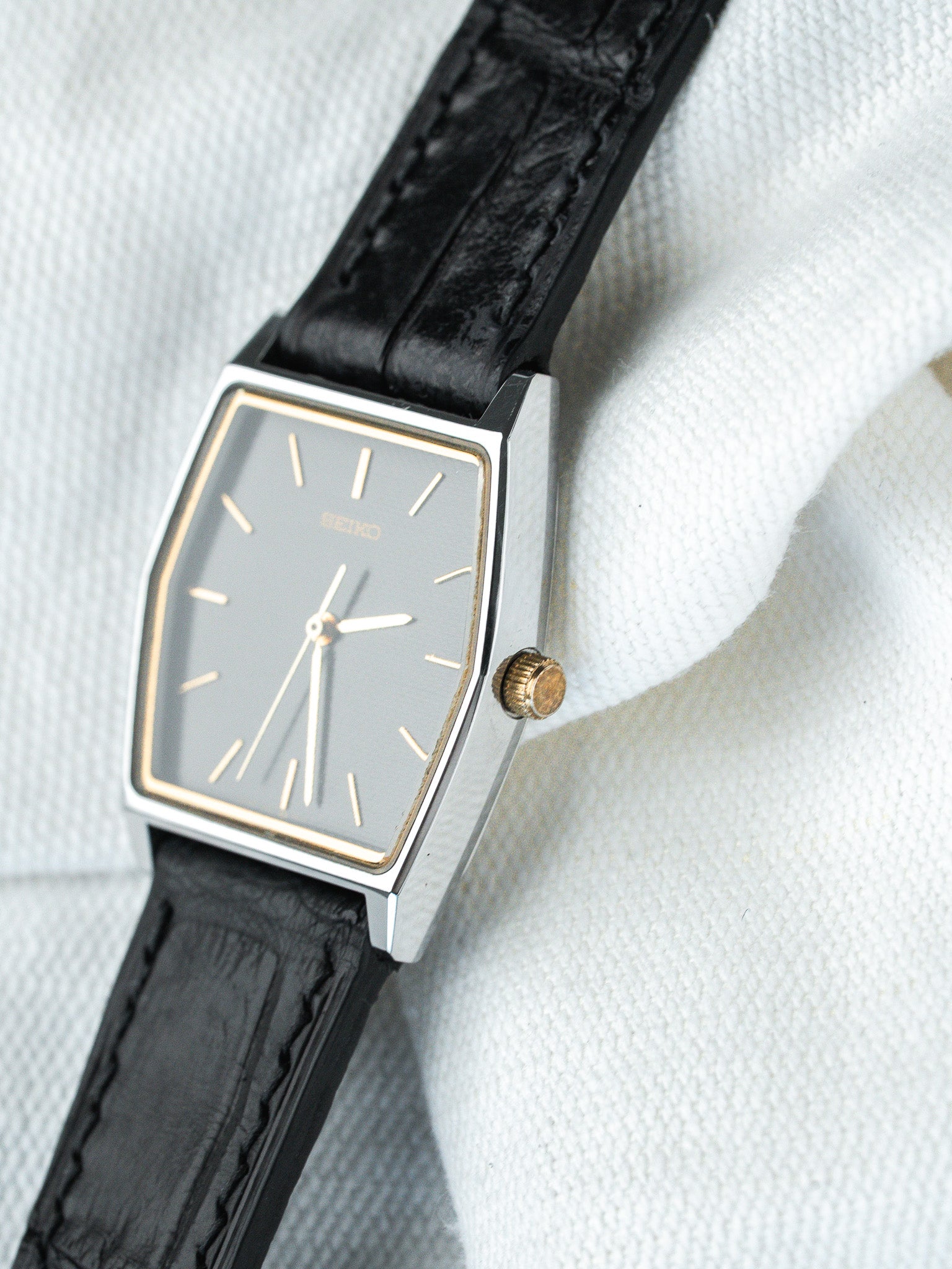Montre Seiko Vintage - Tonneau Acier Guilloché Noir (1996) - Atelier Victor