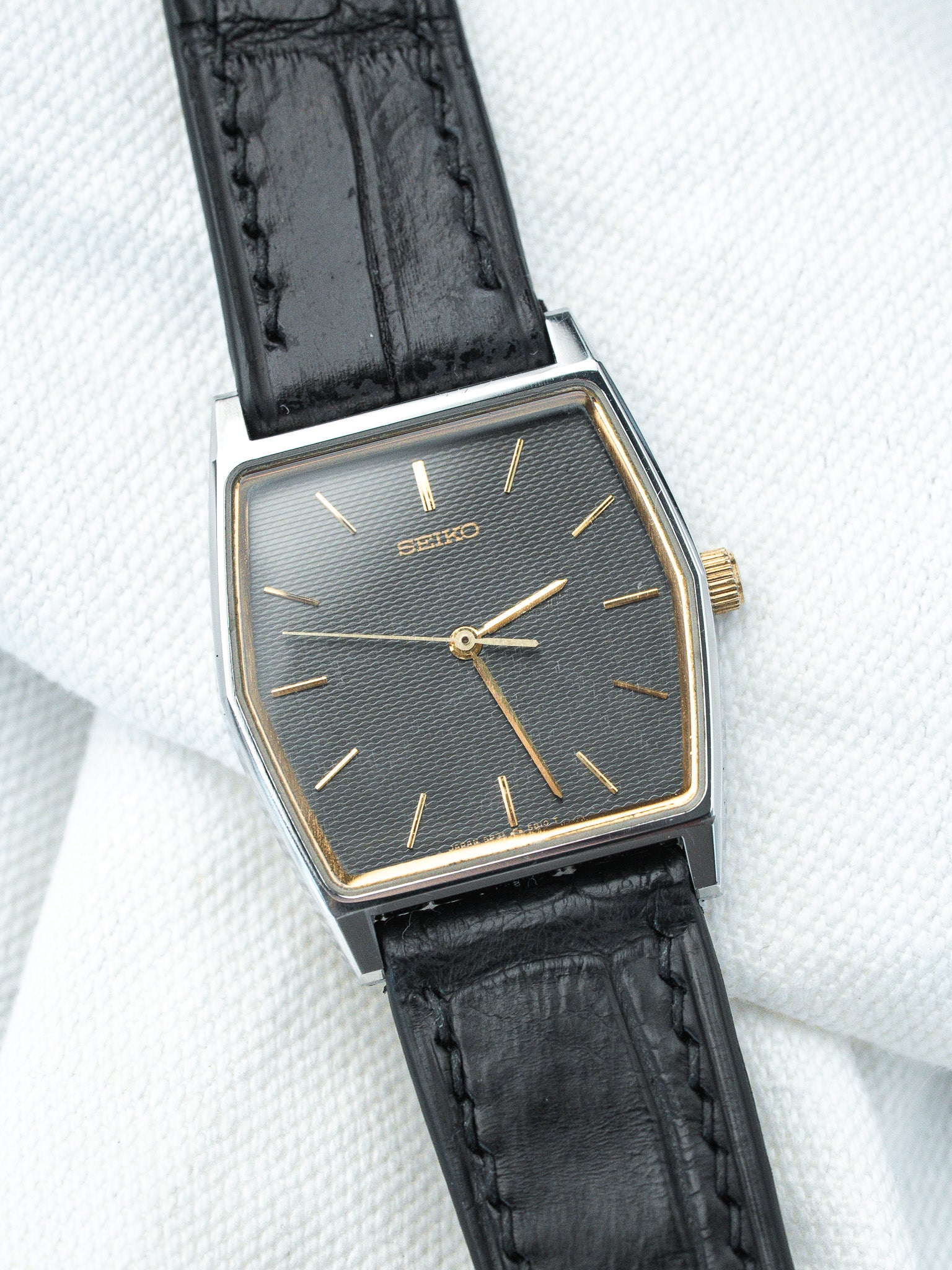 Montre Seiko Vintage - Tonneau Acier Guilloché Noir (1996) - Atelier Victor