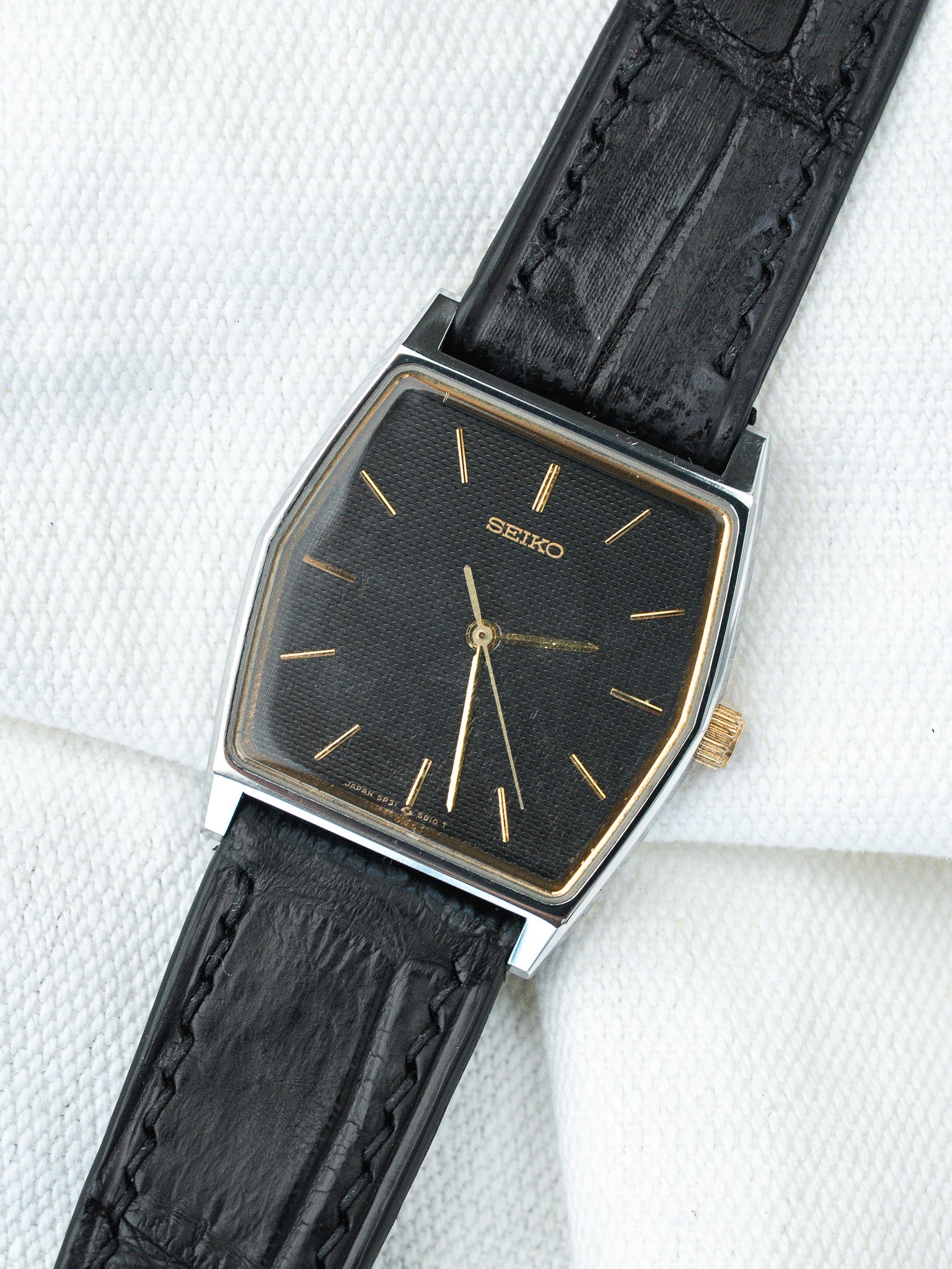Montre Seiko Vintage - Tonneau Acier Guilloché Noir (1996) - Atelier Victor