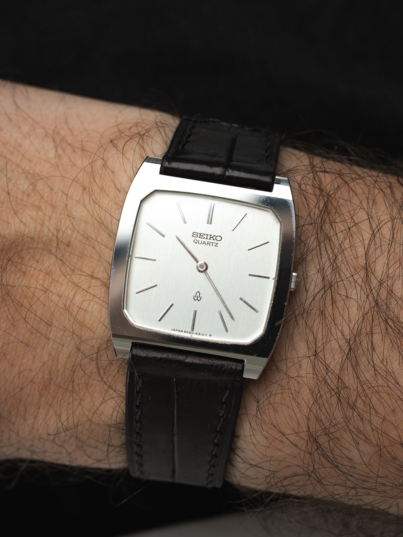 Montre Seiko Vintage - Tonneau Acier Polie Cadran Argent (1980) - Atelier Victor