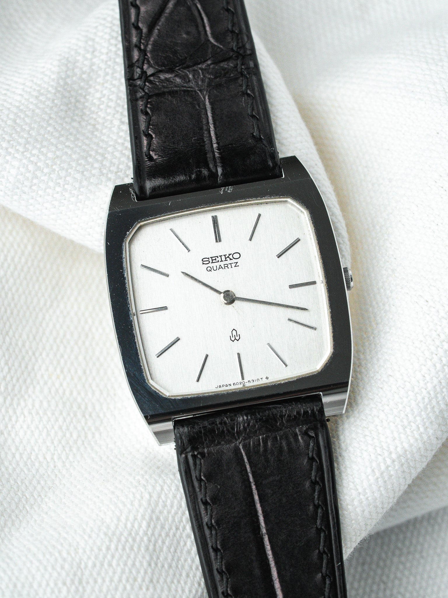 Montre Seiko Vintage - Tonneau Acier Polie Cadran Argent (1980) - Atelier Victor