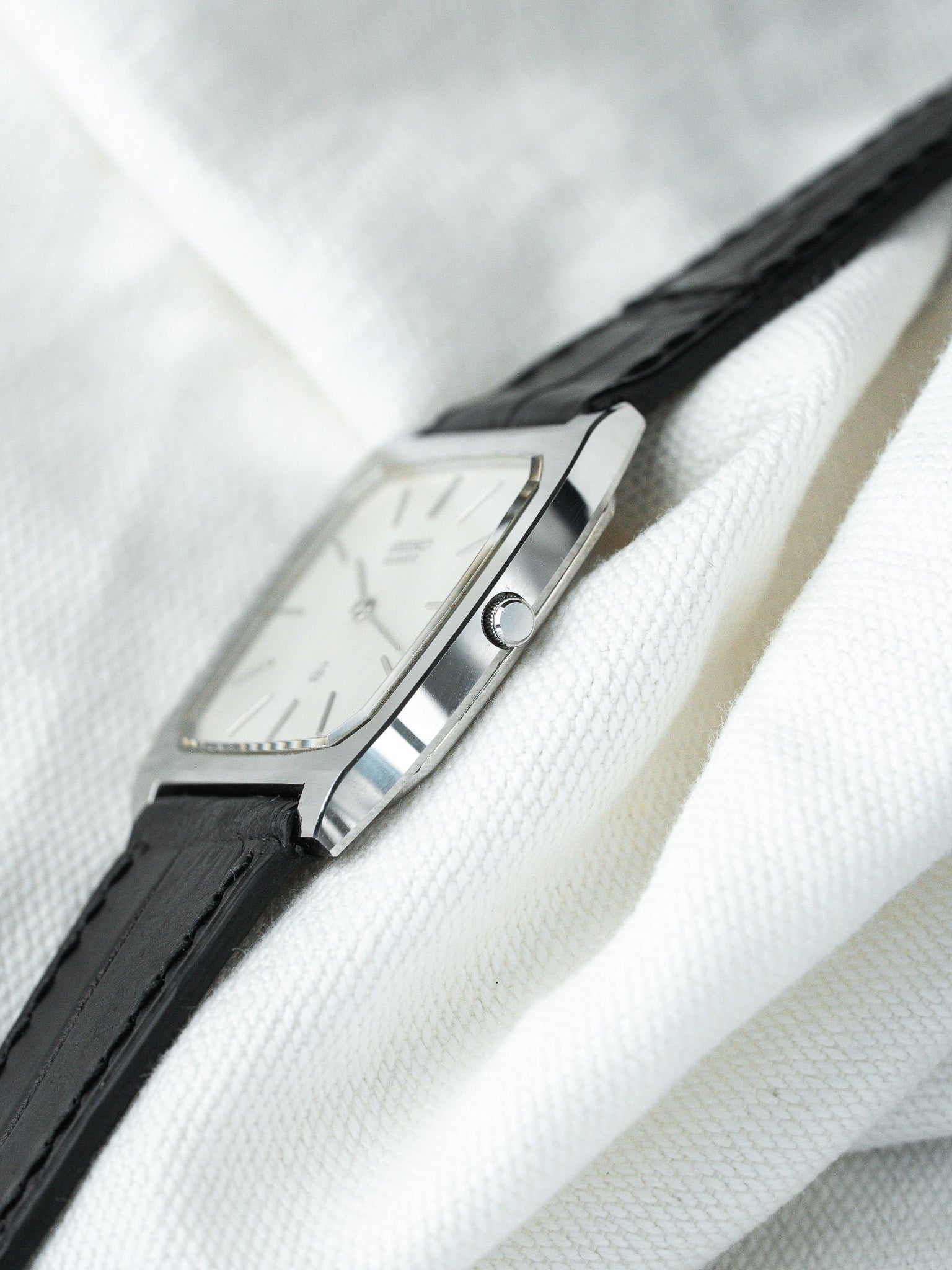 Montre Seiko Vintage - Tonneau Acier Polie Cadran Argent (1980) - Atelier Victor
