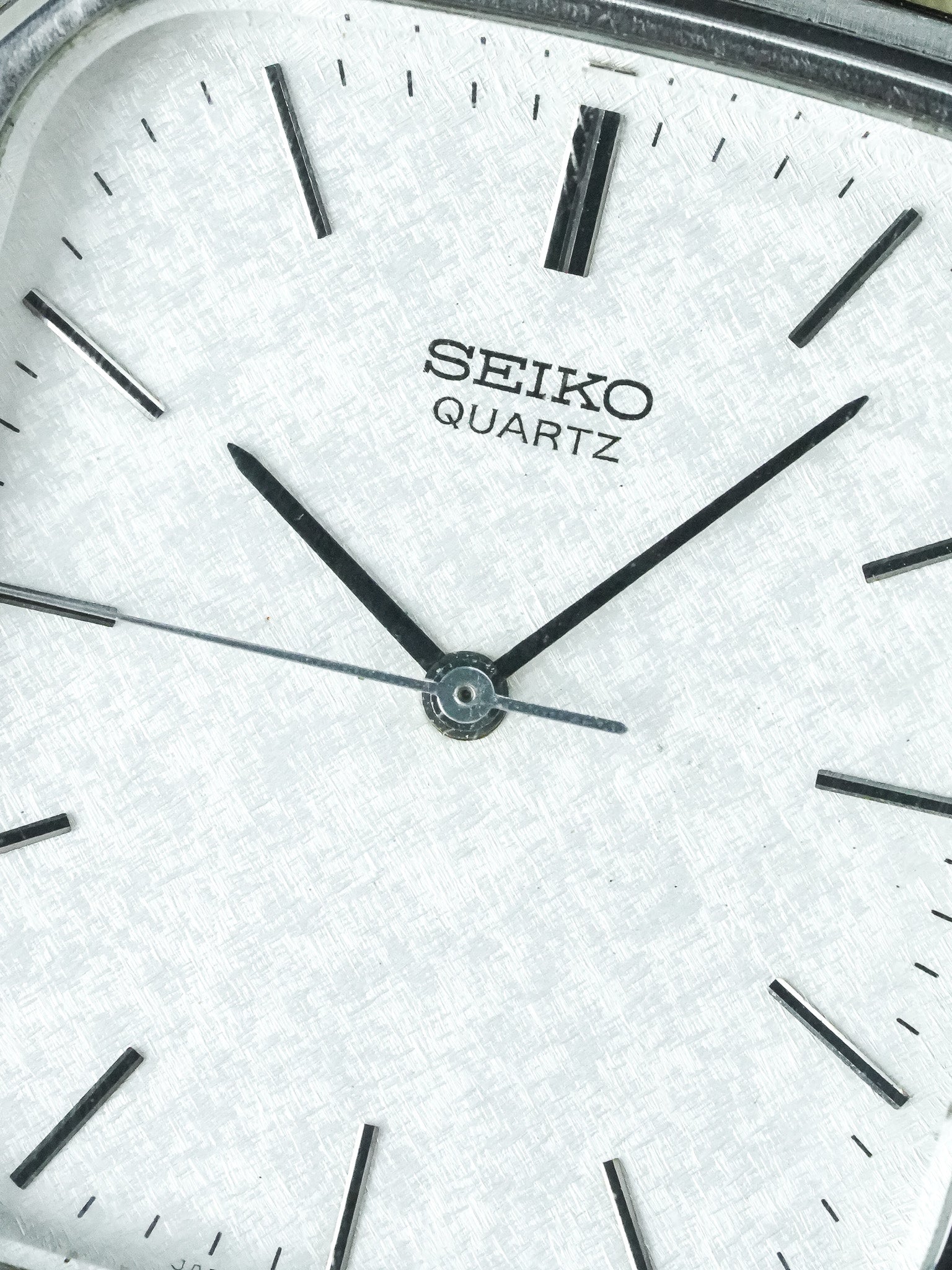 Montre Seiko Vintage - Tonneau Cornes Centrales Acier (1988) - Atelier Victor