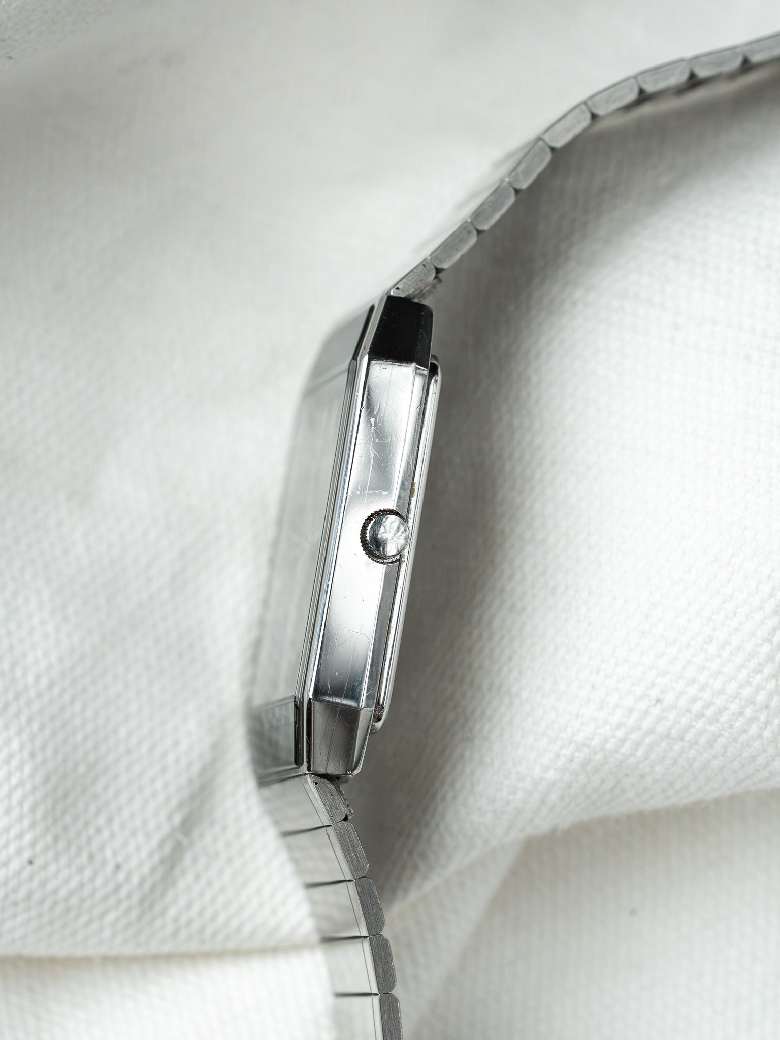 Montre Seiko Vintage - Tonneau Noir Miroir Bracelet intégré acier (1984) - Atelier Victor
