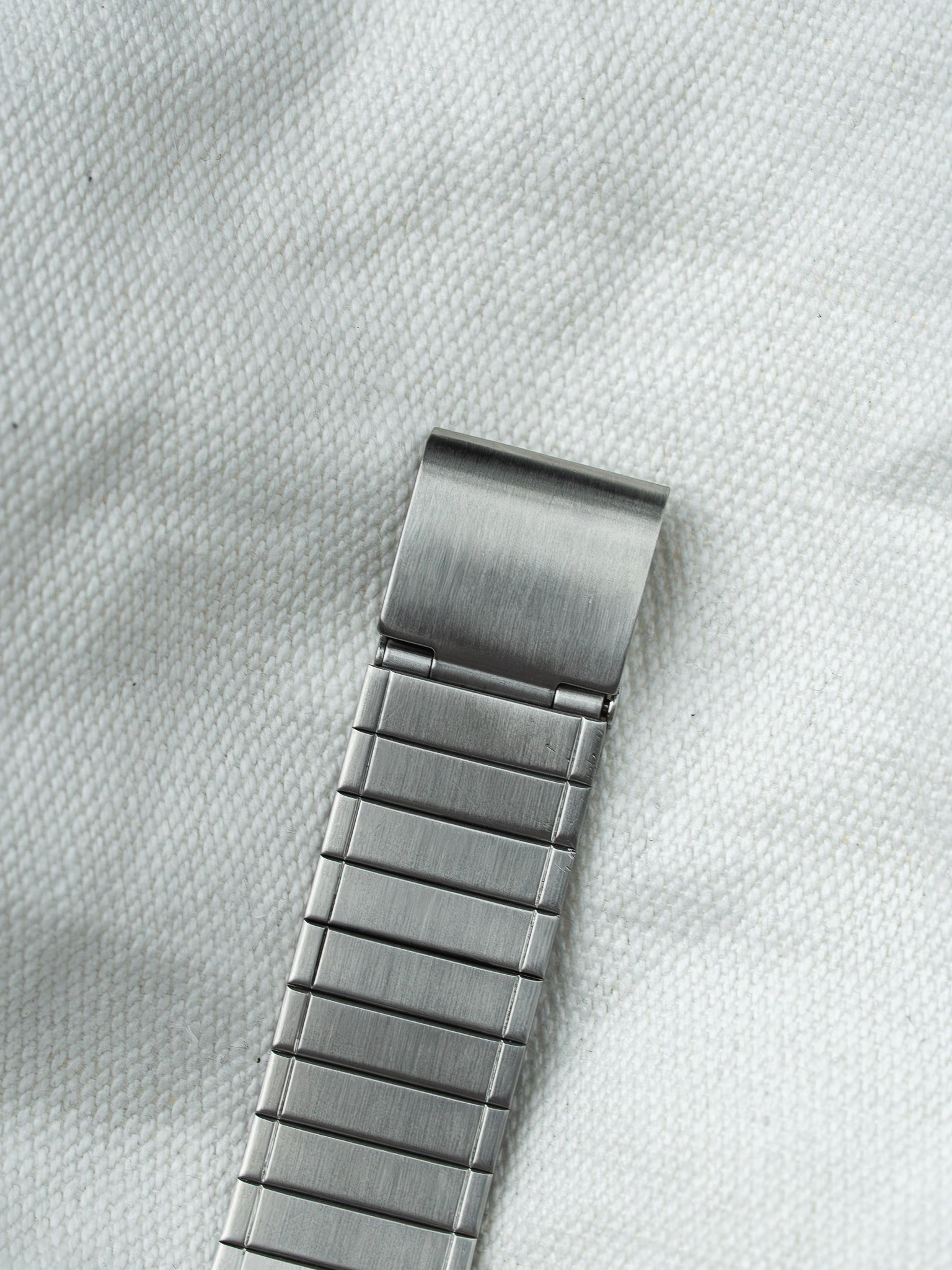 Montre Seiko Vintage - Tonneau Noir Miroir Bracelet intégré acier (1984) - Atelier Victor