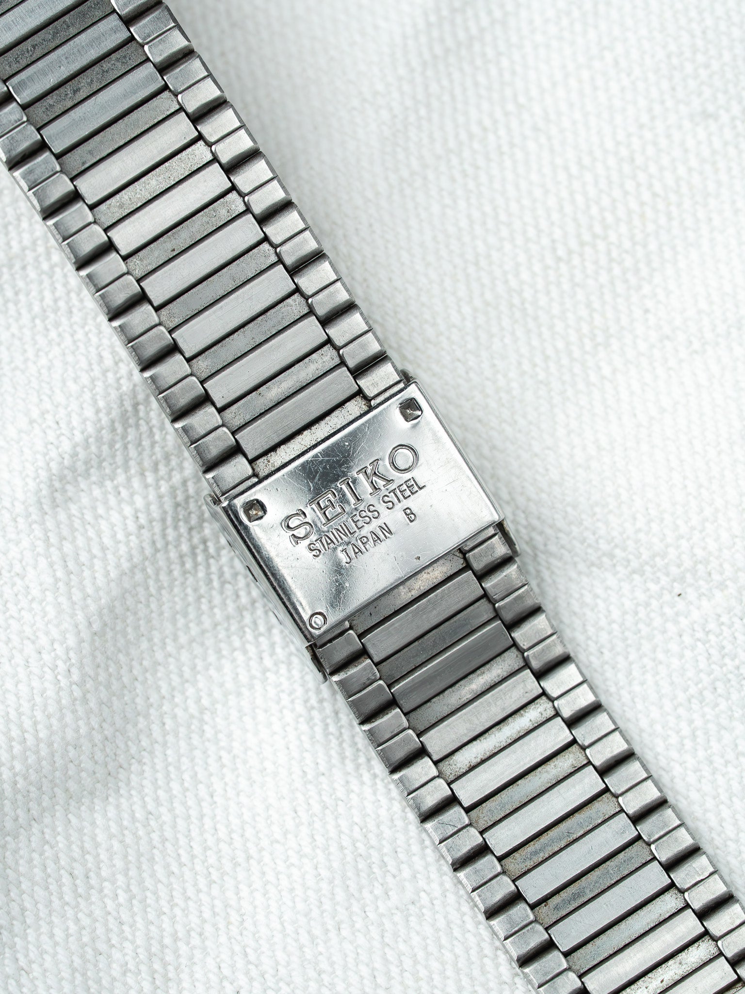 Montre Seiko Vintage - Tonneau Noir Miroir Bracelet intégré acier (1984) - Atelier Victor