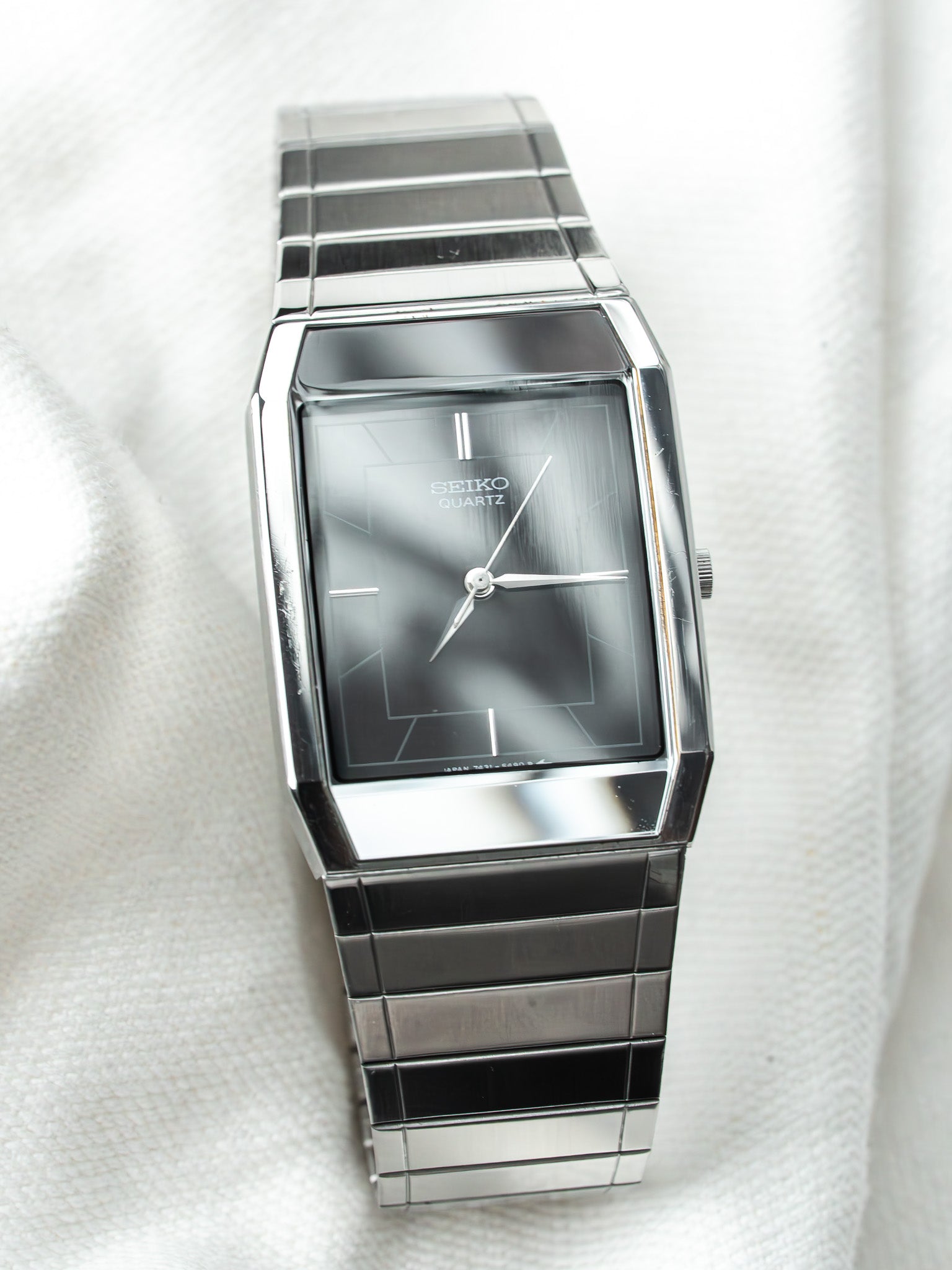 Montre Seiko Vintage - Tonneau Noir Miroir Bracelet intégré acier (1984) - Atelier Victor