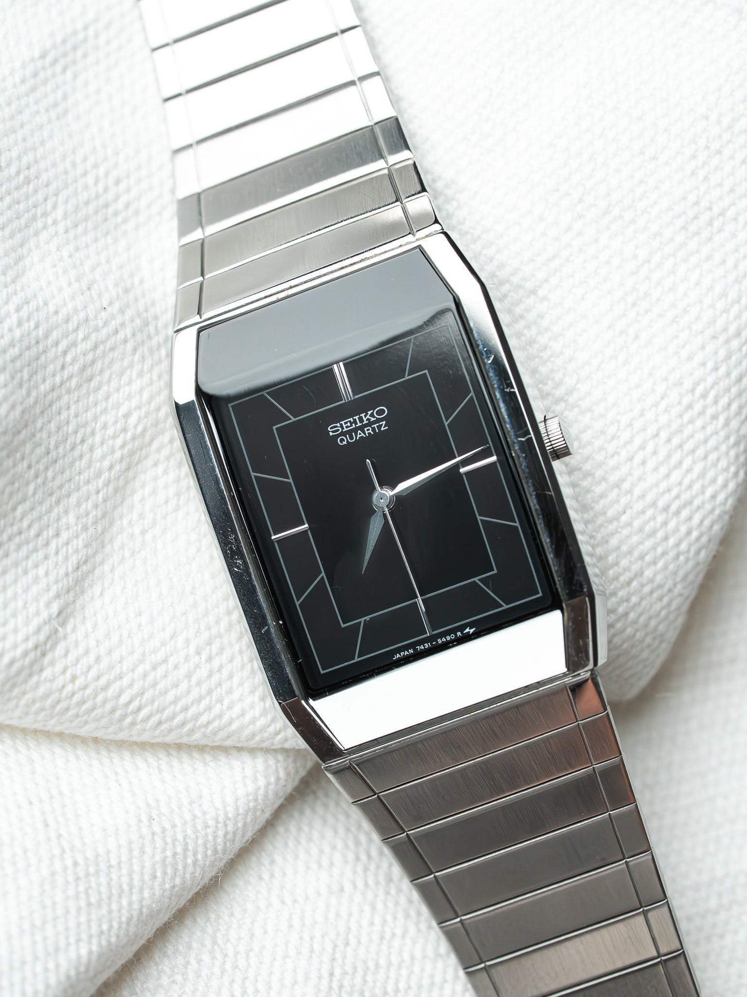 Montre Seiko Vintage - Tonneau Noir Miroir Bracelet intégré acier (1984) - Atelier Victor