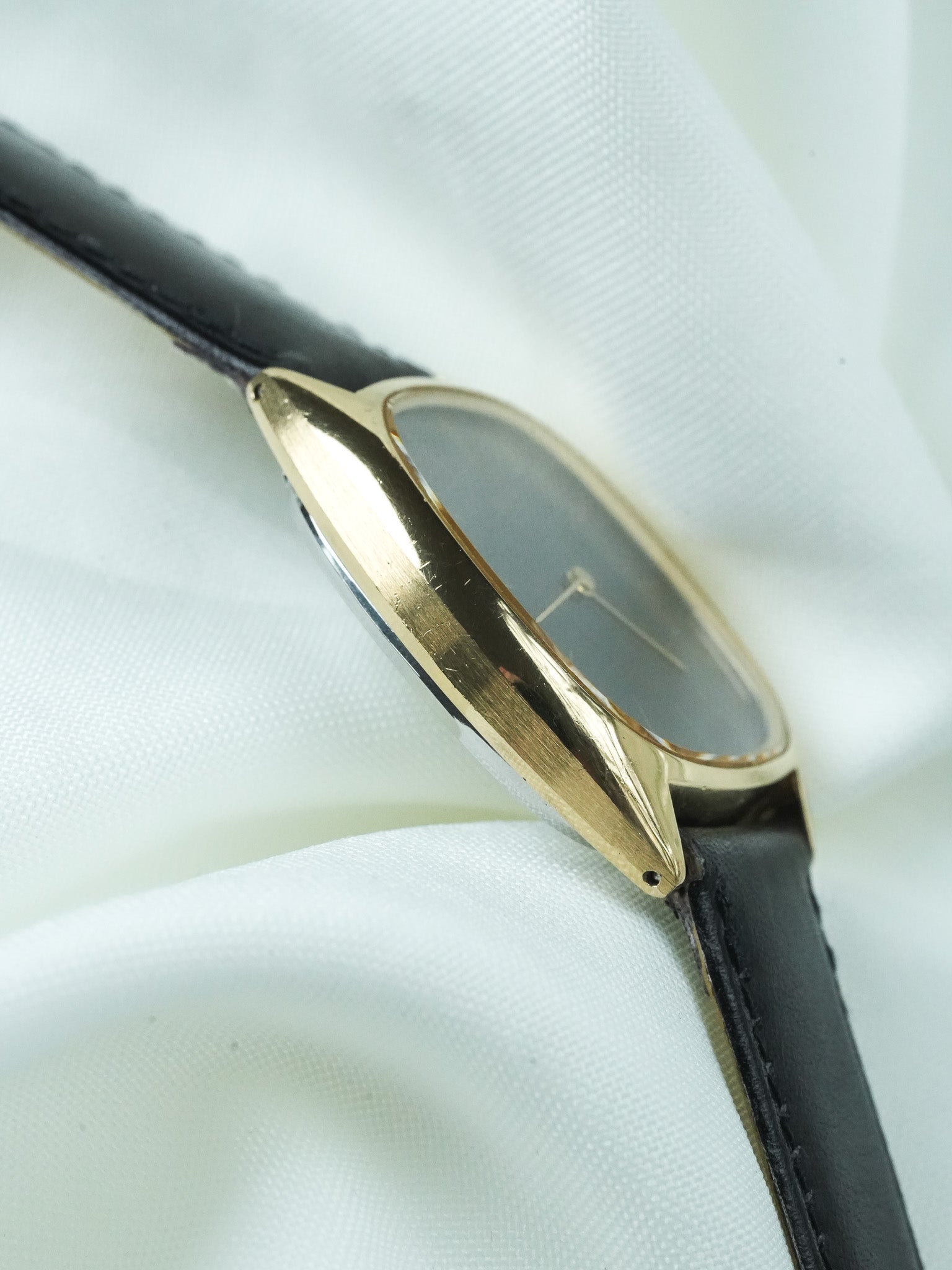 Montre Seiko Vintage - Tonneau Or Cadran Noir Étoilé (1977) - Atelier Victor