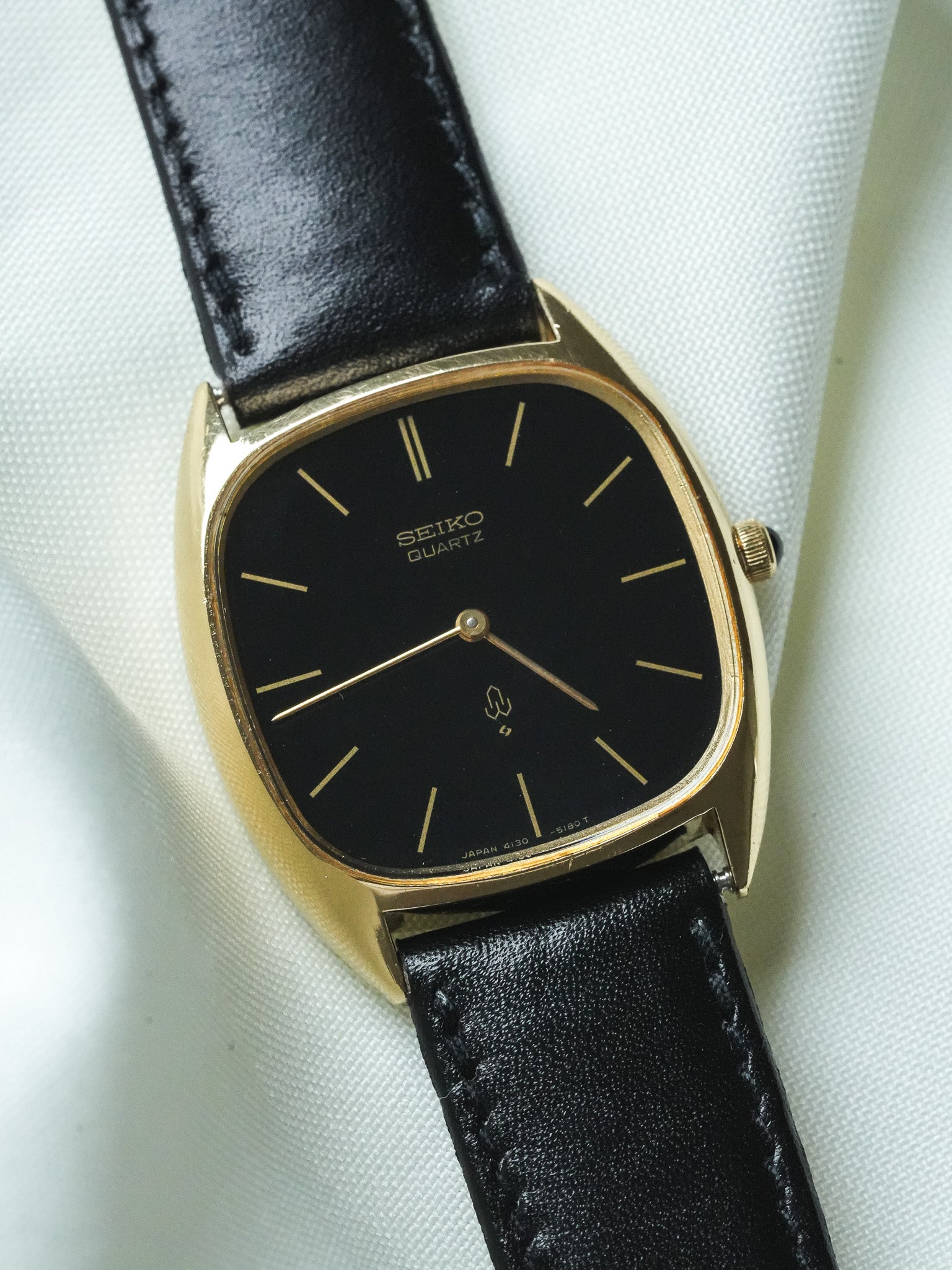 Montre Seiko Vintage - Tonneau Or Cadran Noir Étoilé (1977) - Atelier Victor