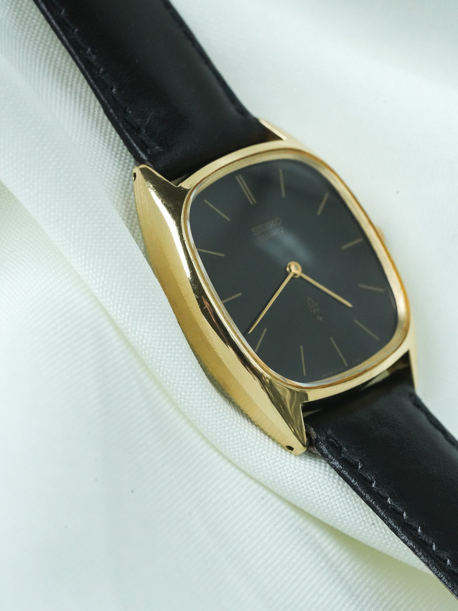 Montre Seiko Vintage - Tonneau Or Cadran Noir Étoilé (1977) - Atelier Victor