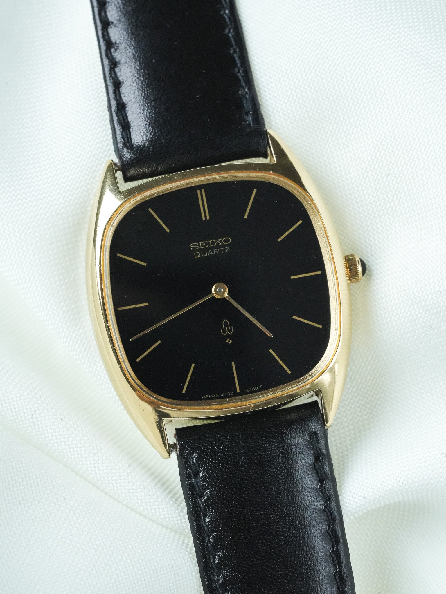 Montre Seiko Vintage - Tonneau Or Cadran Noir Étoilé (1977) - Atelier Victor