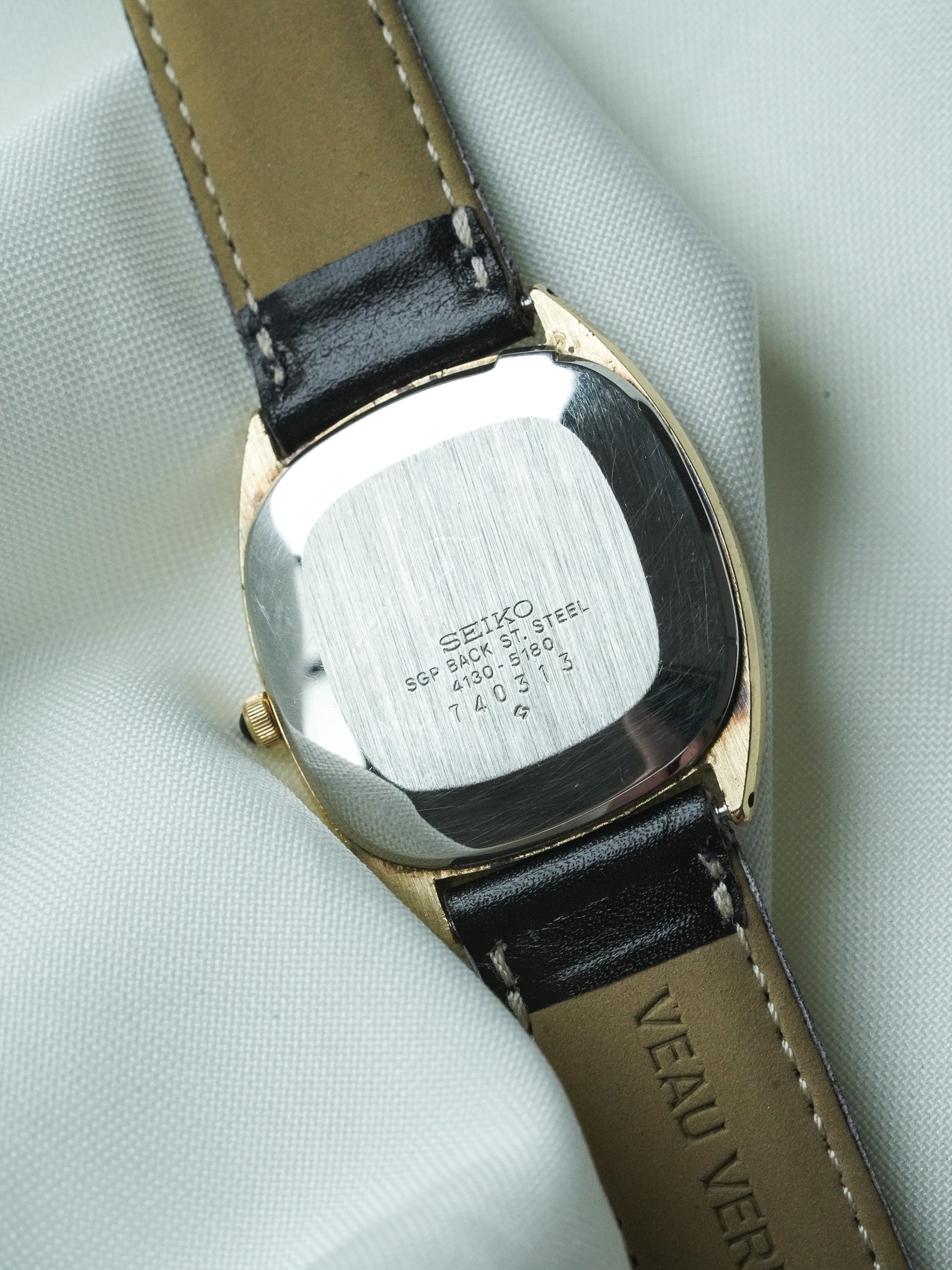Montre Seiko Vintage - Tonneau Or Cadran Noir Étoilé (1977) - Atelier Victor