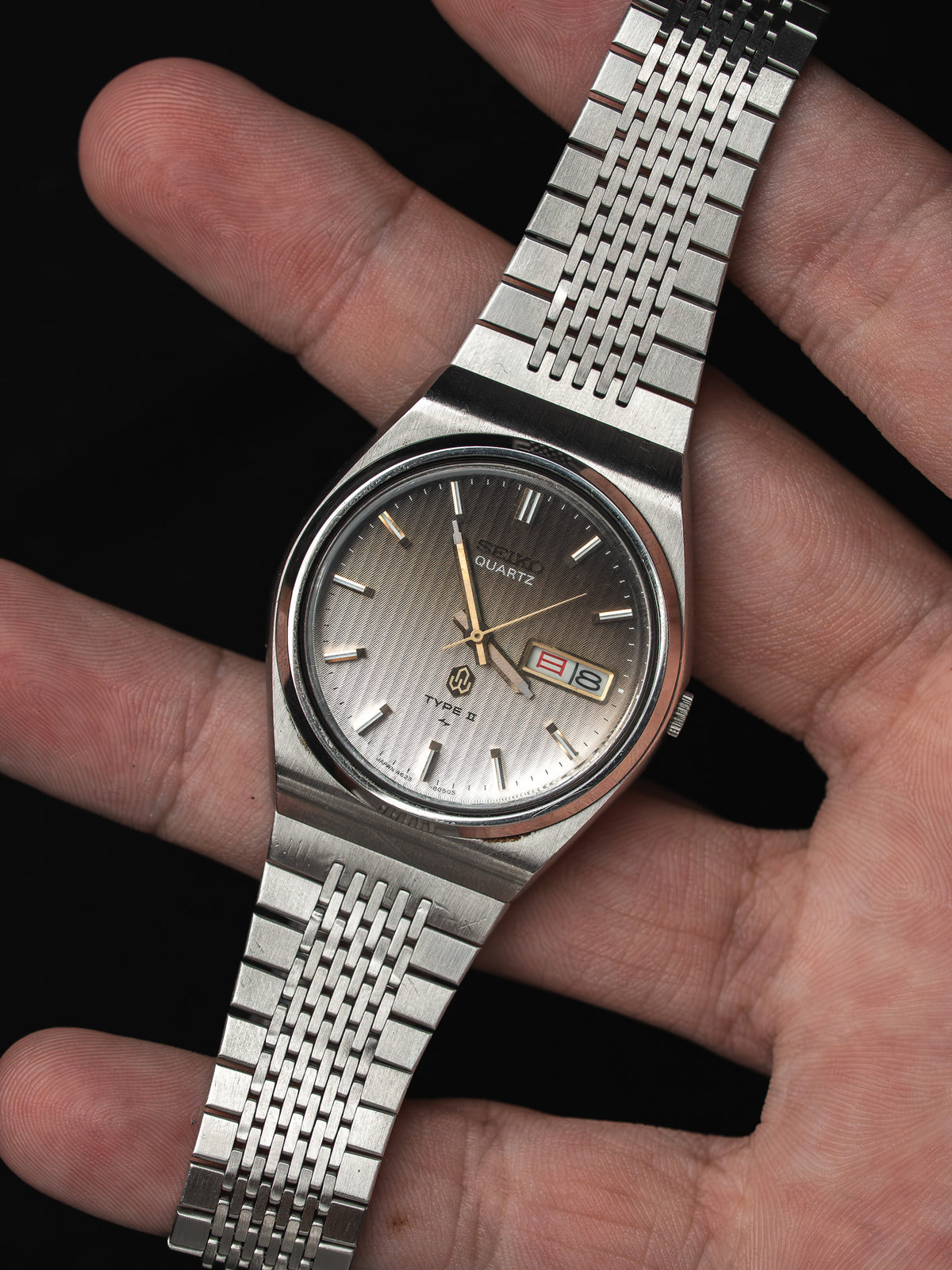 ممسوكة باليد على خلفية سوداء - ساعة Seiko فينتاج Type II 4623-8030 - Atelier Victor
