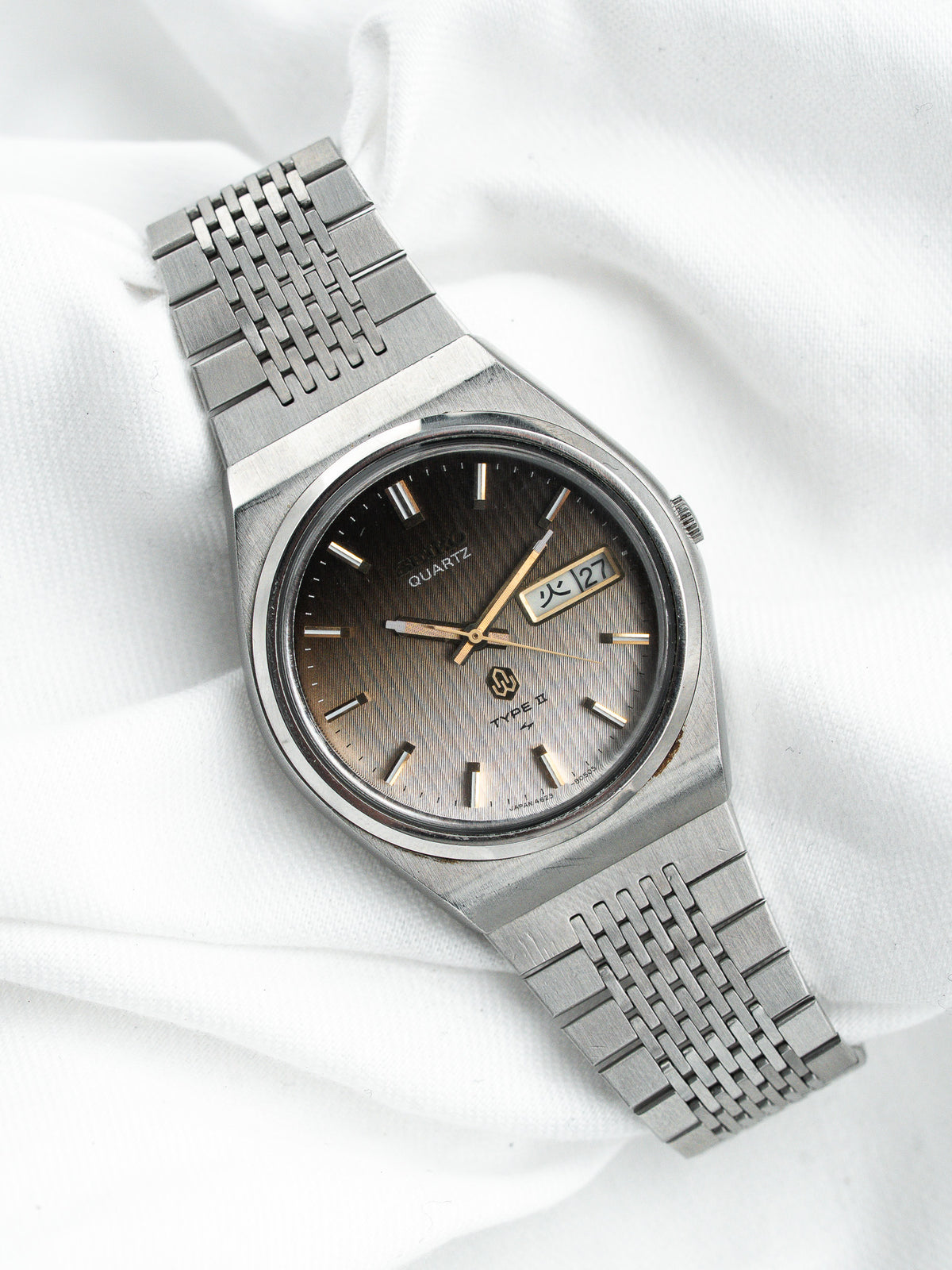 منظر مائل للعلبة والسوار - ساعة Seiko فينتاج Type II 4623-8030 - Atelier Victor