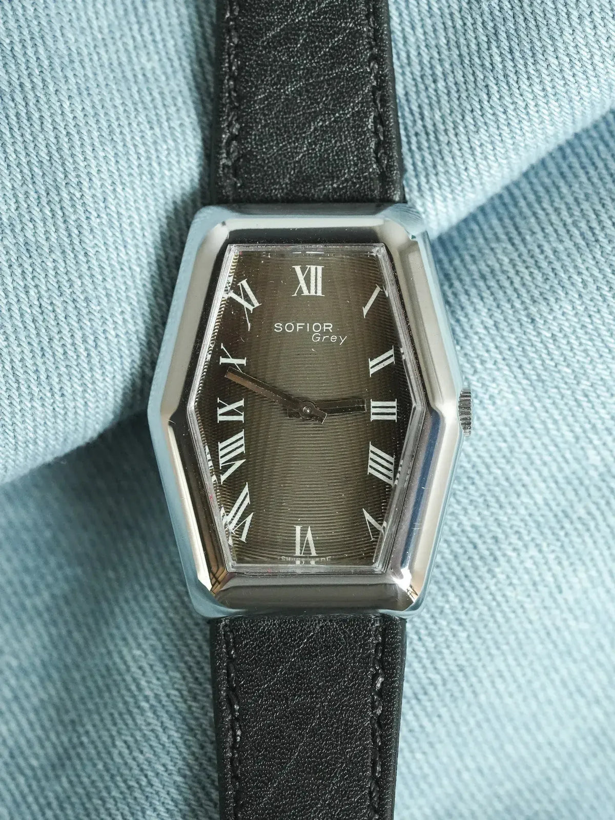SOFIOR Grey vintage watch with rectangular case, grey dial, Roman numerals, black leather strap