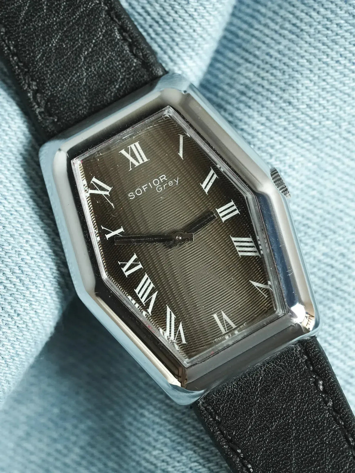 SOFIOR Grey vintage watch with rectangular case, grey dial, Roman numerals, black leather strap