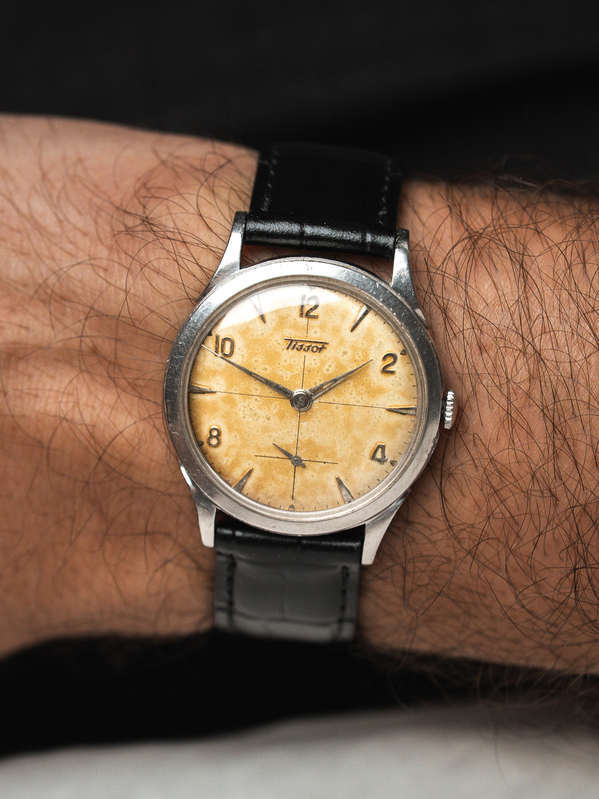 Cadran crème patiné porté au poignet - Montre Tissot Petite Seconde Acier 1956 - Atelier Victor
