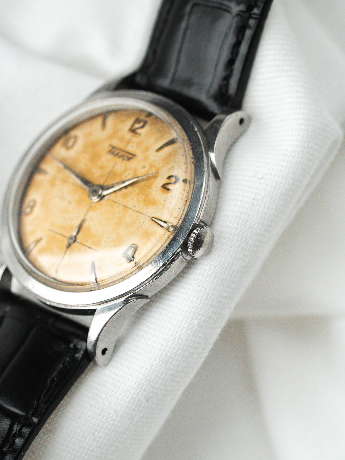 Boîtier acier de trois quarts - Montre Tissot Petite Seconde Acier 1956 - Atelier Victor