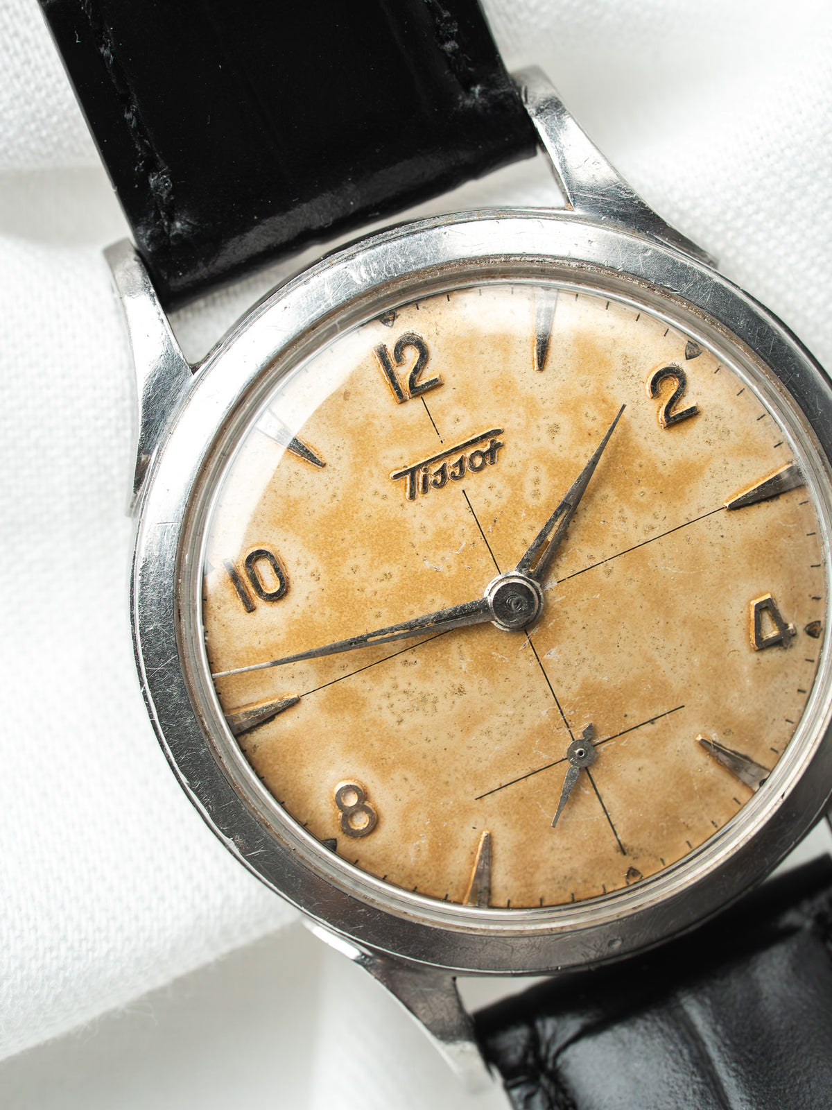 Cornes facettées et lunette acier - Montre Tissot Petite Seconde Acier 1956 - Atelier Victor